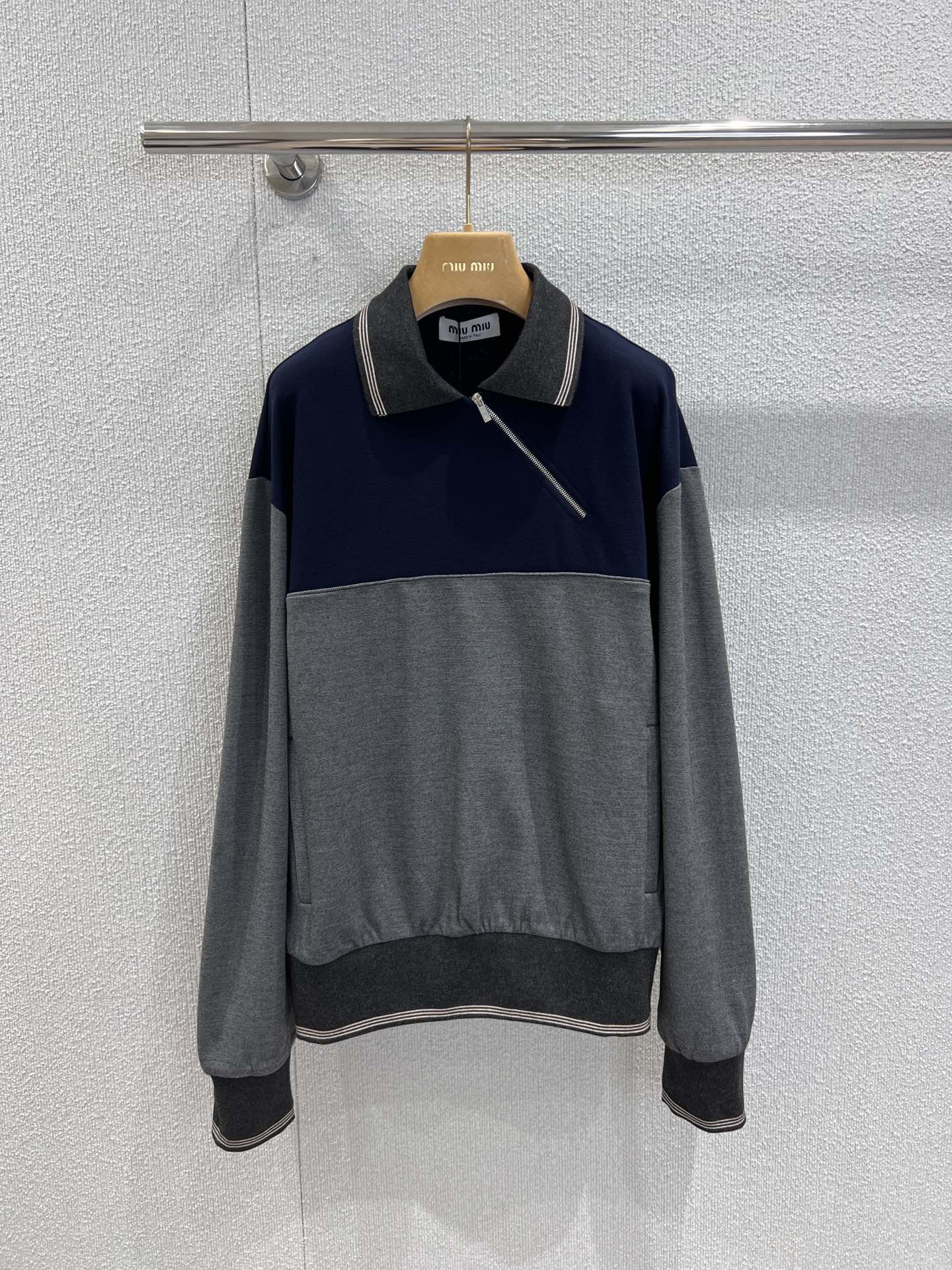 NO:433216,Support replacement Miumi* 25Fw early autumn new model, oblique zipper lapel sweatshirt丨Exclusive yb development!  High-end production!  Zipper lapel is both casual and cool zipper design, which looks very beautiful on the upper body. Unlocks a different outfit mode. The cool and handsome loose style is not picky at all. A versatile sweatshirt that is essential in the wardrobe for autumn and winter. It can be easily trendy and has the lazy taste of the street. It can also be casual and fashionable. Customized fabrics are very good. The texture is super good. Babies. Quickly arrange it [let me see] S/M/L real-life details pictures on sale, miumiu, hoodie, sweatshirts, alexander wang19860909支持换款 Miumi* 25Fw早秋新款 斜拉链翻领卫衣丨独家yb开发！高版出品！拉链式翻领既休闲又cool斜拉链设计上身特别好看 解锁不一样的穿搭模式 酷飒又帅气宽松版型完全不挑人穿 秋冬的衣橱里必备的一件百搭款卫衣～轻轻松松就可以潮流出街既能拥有街头慵懒的味道 也能很休闲洋气 随意又不失时髦感定制面料 质感超级赞宝宝们 赶紧安排上[让我看看]现货发售S/M/L实拍细节图,,miumiu,hoodie,sweatshirts,alexander wang,Women's clothing