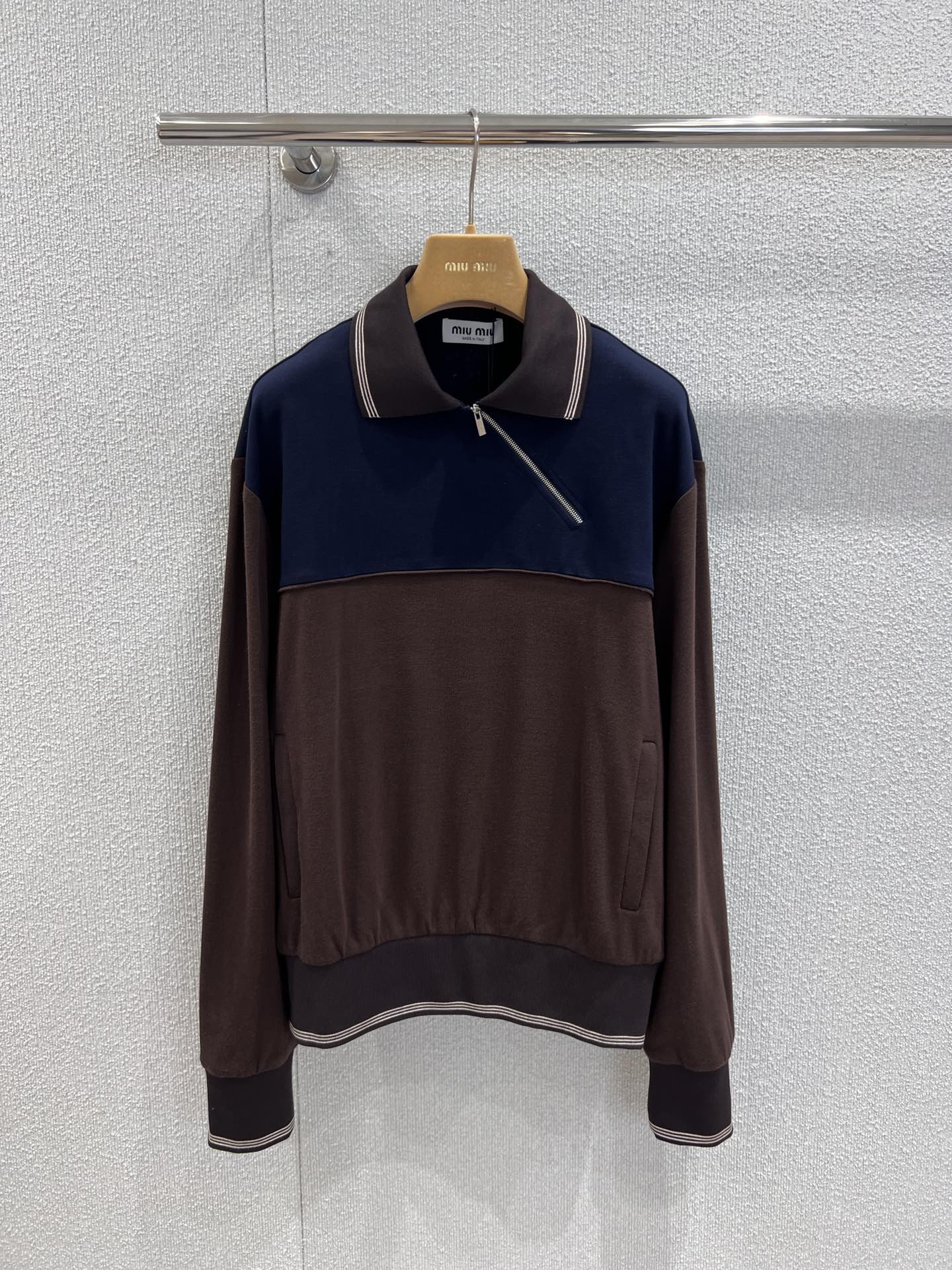 NO:433206,Support replacement Miumi* 25Fw early autumn new model, oblique zipper lapel sweatshirt丨Exclusive yb development!  High-end production!  Zipper lapel is both casual and cool zipper design, which looks very beautiful on the upper body. Unlocks a different outfit mode. The cool and handsome loose style is not picky at all. A versatile sweatshirt that is essential in the wardrobe for autumn and winter. It can be easily trendy and has the lazy taste of the street. It can also be casual and fashionable. Customized fabrics are very good. The texture is super good. Babies. Quickly arrange it [let me see] S/M/L real-life details pictures on sale, miumiu, hoodie, sweatshirts, alexander wang19860909支持换款 Miumi* 25Fw早秋新款 斜拉链翻领卫衣丨独家yb开发！高版出品！拉链式翻领既休闲又cool斜拉链设计上身特别好看 解锁不一样的穿搭模式 酷飒又帅气宽松版型完全不挑人穿 秋冬的衣橱里必备的一件百搭款卫衣～轻轻松松就可以潮流出街既能拥有街头慵懒的味道 也能很休闲洋气 随意又不失时髦感定制面料 质感超级赞宝宝们 赶紧安排上[让我看看]现货发售S/M/L实拍细节图,,miumiu,hoodie,sweatshirts,alexander wang,Women's clothing