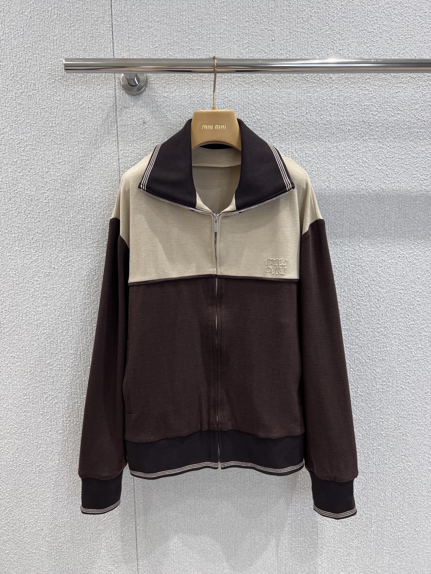 NO:433226,Support replacement Miumi* 25Fw early autumn new model Maillard color spliced ​​zipper jacket | Exclusive yb development!  High-end production!  Custom fabrics, with a certain sense of weight when you get them, Gao Ke heavy fabrics are tightly weaved, spliced ​​contrasting design, three-dimensional letter logo design, custom hardware accessories, same style for men and women, babies, hurry up and arrange [let me see] S/M/L real-life details pictures on sale,,miumiu, jackets & coats,alexander wang19860909支持换款 Miumi* 25Fw早秋新款 美拉德色系拼接拉链外套丨独家yb开发！高版出品！定制面料 拿到手有一定的分量感 高克重面料密织 拼接撞色设计 领口饰有立体字母徽标设计 定制五金辅料 男女同款 宝宝们 赶紧安排上[让我看看]现货发售S/M/L实拍细节图,,miumiu,jackets & coats,alexander wang,Women's clothing