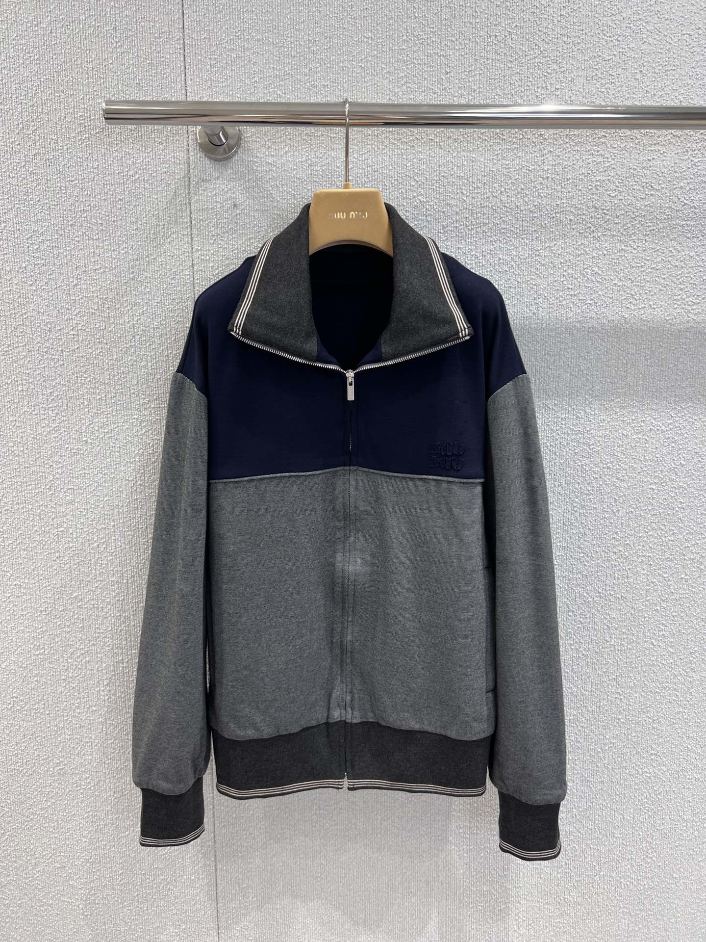 NO:433236,Support replacement Miumi* 25Fw early autumn new model Maillard color spliced ​​zipper jacket | Exclusive yb development!  High-end production!  Custom fabrics, with a certain sense of weight when you get them, Gao Ke heavy fabrics are tightly weaved, spliced ​​contrasting design, three-dimensional letter logo design, custom hardware accessories, same style for men and women, babies, hurry up and arrange [let me see] S/M/L real-life details pictures on sale,,miumiu, jackets & coats,alexander wang19860909支持换款 Miumi* 25Fw早秋新款 美拉德色系拼接拉链外套丨独家yb开发！高版出品！定制面料 拿到手有一定的分量感 高克重面料密织 拼接撞色设计 领口饰有立体字母徽标设计 定制五金辅料 男女同款 宝宝们 赶紧安排上[让我看看]现货发售S/M/L实拍细节图,,miumiu,jackets & coats,alexander wang,Women's clothing