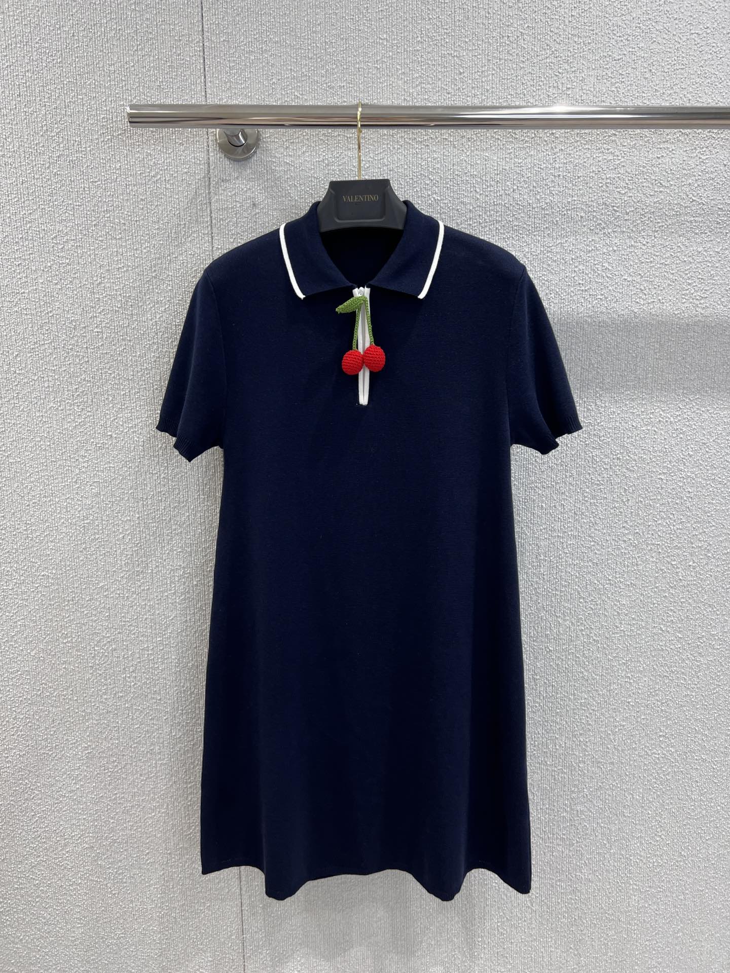 NO:436582,Support for replacement Valen*tino 25Ss spring and summer new style red cherry pendant polo knitted dress 丨Exclusive yb development!  High-end production!  Cotton material, white collar contrasting trim is simple and fashionable!  The main elements of the crochet cherry decoration design decoration this year ~ the overall playful and cute is so foul!  Extreme style with 1:1 excellent style, workmanship quality depends on details, S/M/L real photos of real photos on sale in stock, valentino, skirts, alexander wang19860909支持换款 Valen*tino 25Ss春夏新款 红色樱桃吊坠polo针织连衣裙丨独家yb开发！高版出品！棉材质,白色领口撞色边饰简约即时尚！领口钩织的樱桃装饰设计饰今年的主要元素～整体俏皮可爱到犯规！时尚感爆棚1:1超赞版型,做工品质看细节,现货发售S/M/L实拍细节图,,valentino,skirts,alexander wang,Women's clothing