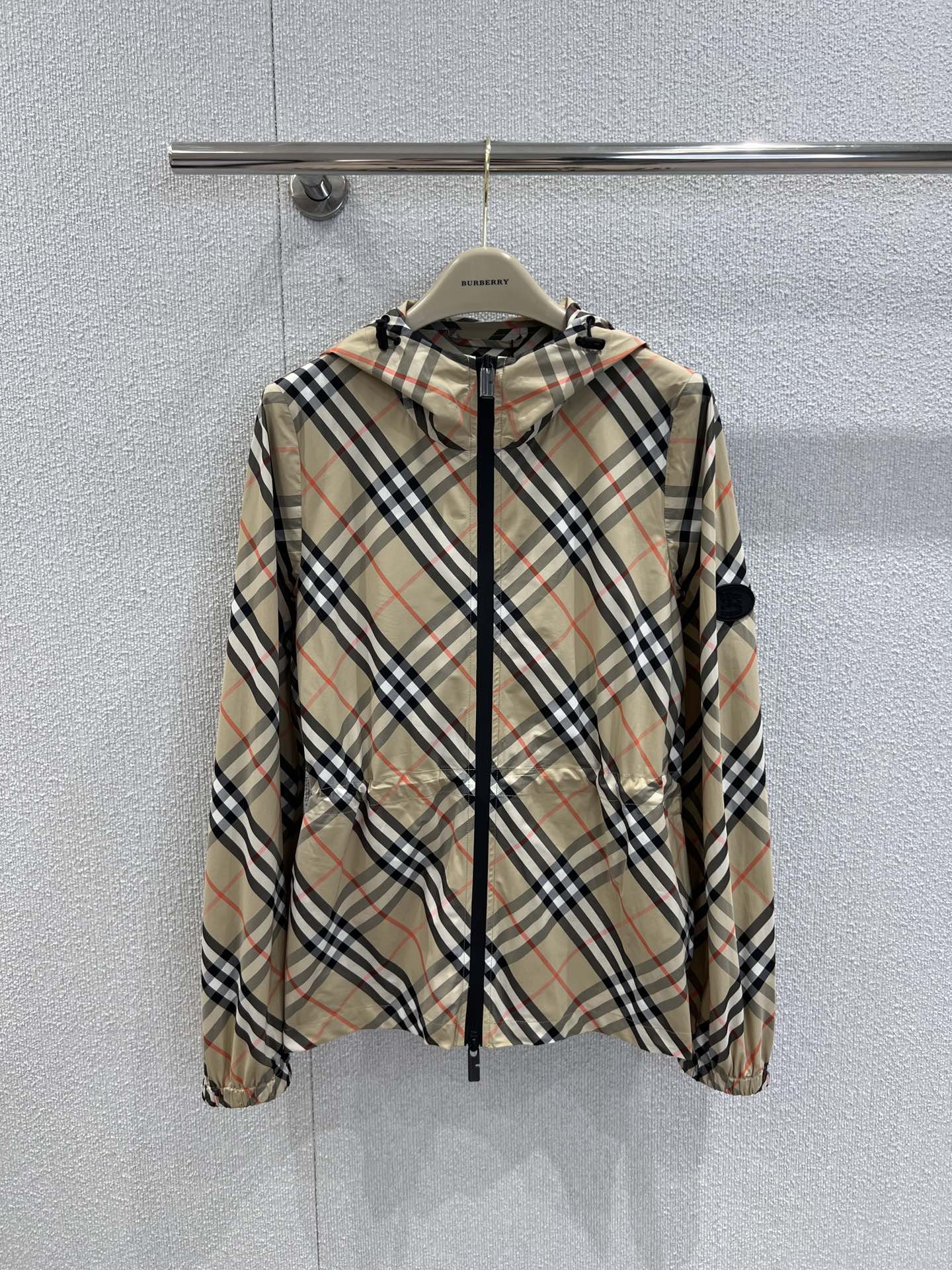 NO:436972,Support replacement Burb*rry 25Ss spring and summer new style, checked sun protection, thin nylon hooded jacket jacket | Exclusive high-end production!  The original imported memory silk plaid fabric is light and breathable, and the texture is super delicate!  Super popular and fashionable items, classic tailoring styles are versatile and not picky, and are rich and diverse and handsome styles. The original custom style is fashionable and high-end. The counter develops hardware accessories, and the workmanship quality depends on the details. S/M/L real-life details pictures are available in stock, burberry, jackets & coats, jackets & coats, hats, alexander wang19860909支持换款 Burb*rry 25Ss春夏新款 格纹防晒轻薄尼龙连帽夹克外套丨独家高版出品！原版进口记忆丝格纹面料轻薄透气质感超细腻！超人气时髦单品,经典剪裁版型百搭不挑人,丰富多元的帅气风格.原版定制版型上身时髦又高级.专柜开发五金配件,做工品质看细节.现货发售S/M/L实拍细节图,,burberry,jackets & coats,jackets & coats,hats,alexander wang,Women's clothing