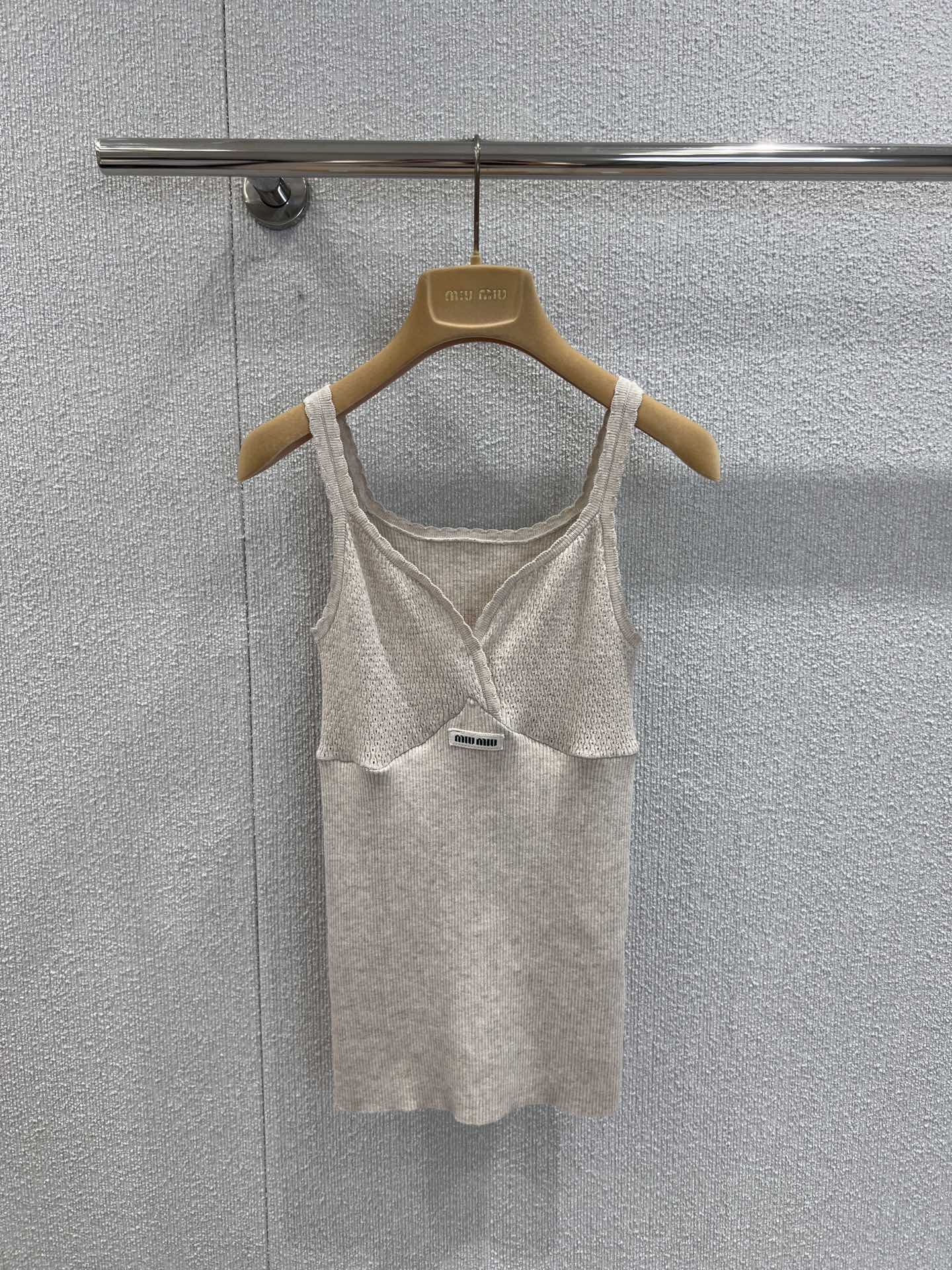 NO:716441,Support exchange Miumi* 25Ss new spring and summer thin shoulder knitted camisole | Exclusive high-end version!  Customized imported cotton weaving, comfortable texture, stretchy and slim fit, smooth and smooth cutting, spaghetti-shoulder camisole version, simple and elegant cutting, solid color fabric, white lace outline on the collar and chest, echoing the letter logo, enriching the design layer, highlighting the brand style, making the elegant elements more low-key and luxurious. The elastic fabric easily outlines the waist, wears in good proportion, and has a more advanced texture. A camisole suitable for vacation and can be used in different occasions!  Ready sale S/M/L real shot details,,miumiu,19860909支持换款 Miumi* 25Ss春夏新款 细肩针织吊带背心丨独家高版出品！定制进口棉纶织造 质感舒适 弹力修身 裁剪垂顺流畅 细肩吊带背心版型 裁剪简约大气 通体素色面料 领口与胸前以白色花边勾勒 呼应字母徽标 丰富设计层次 突出品牌格调 让素雅元素更显低调奢华 弹力面料轻松勾勒腰身 穿出好比例 更显高级质感 一款适合度假也可凌驾不同场合吊带背心！现货发售S/M/L实拍细节图,,miumiu,,Women's clothing