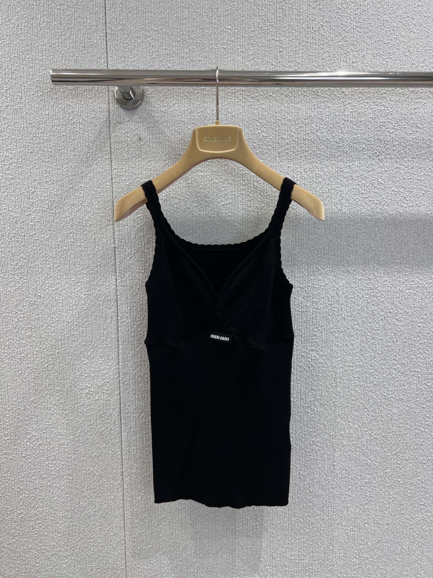 NO:716449,Support exchange Miumi* 25Ss new spring and summer thin shoulder knitted camisole | Exclusive high-end version!  Customized imported cotton weaving, comfortable texture, stretchy and slim fit, smooth and smooth cutting, spaghetti-shoulder camisole version, simple and elegant cutting, solid color fabric, white lace outline on the collar and chest, echoing the letter logo, enriching the design layer, highlighting the brand style, making the elegant elements more low-key and luxurious. The elastic fabric easily outlines the waist, wears in good proportion, and has a more advanced texture. A camisole suitable for vacation and can be used in different occasions!  Ready sale S/M/L real shot details,,miumiu,19860909支持换款 Miumi* 25Ss春夏新款 细肩针织吊带背心丨独家高版出品！定制进口棉纶织造 质感舒适 弹力修身 裁剪垂顺流畅 细肩吊带背心版型 裁剪简约大气 通体素色面料 领口与胸前以白色花边勾勒 呼应字母徽标 丰富设计层次 突出品牌格调 让素雅元素更显低调奢华 弹力面料轻松勾勒腰身 穿出好比例 更显高级质感 一款适合度假也可凌驾不同场合吊带背心！现货发售S/M/L实拍细节图,,miumiu,,Women's clothing