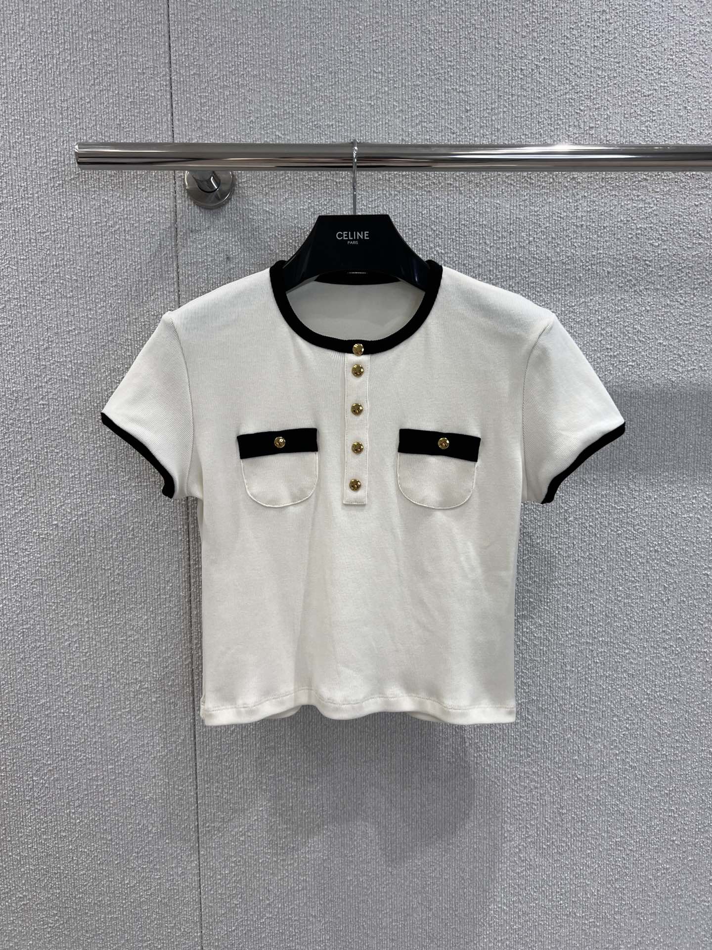 NO:436967,l Support replacement Celin* 25Ss spring and summer new style high-end pure cotton white short-sleeved top丨Exclusive yb development!  High-end production!  The black piping collar and sleeve contrast design is simple and atmospheric, with a distinctive contrast between classic black and white, showing a low-key and luxurious modern style. The symmetrical white trim pocket on the chest, a custom logo retro gold button 18K gold plating process, high-quality fabric is soft and skin-friendly, comfortable and unrestrained, versatile and fashionable items. The minimalist design is easy to control multiple occasions, suitable for workplace commuting or casual dates!  S/M/L real photos, celine, loro piana, T-shirt, gold plating, alexander wang19860909l支持换款 Celin* 25Ss春夏新款 高级纯棉白色短袖上衣丨独家yb开发！高版出品！黑色滚边领口与袖边撞色设计简约大气,经典黑白对比鲜明,展现低调奢华的现代风格胸前对称白色镶边口袋,定制logo复古金色纽扣18K镀金工艺,优质面料柔软亲肤,穿着舒适无束缚 百搭时尚单品.极简设计轻松驾驭多种场合,职场通勤或休闲约会皆宜！现货发售S/M/L实拍细节图,,celine,loro piana,T-shirt,gold plating,alexander wang,Women's clothing