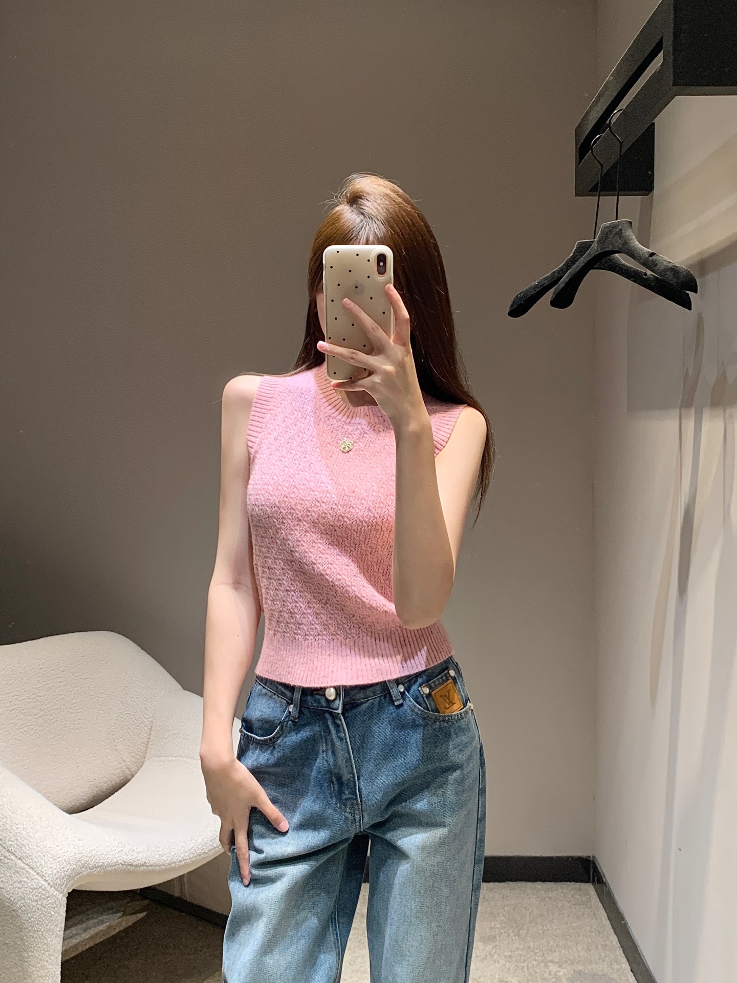 NO:433310,Chane* 25A high-end handicraft workshop series new style classic round neck knitted vest丨Exclusive yb development!  High-end production!  Customized color-blocking special flower yarn, white, rich and beautiful must be used as a magical tool!  Customized cashmere floral yarn special yarn is soft and comfortable, and the classic round neck H-shaped slim fit is super slim!  Retro temperament is fashionable and high-end!  The elegant and beautiful girl!  Perfect workmanship quality depends on the details. S/M/L is available in stock, chanel, alexander wang19860909Chane* 25A高级手工坊系列新款 经典圆领针织小背心丨独家yb开发！高版出品！定制拼色特种花纱,白富美必入神器！定制羊绒花纱特种纱线柔软舒适,经典圆领H版型修身效果超显瘦！复古气质时髦又高级！名媛少女优雅气质绝美！完美做工品质看细节.现货发售S/M/L,,chanel,alexander wang,Women's clothing