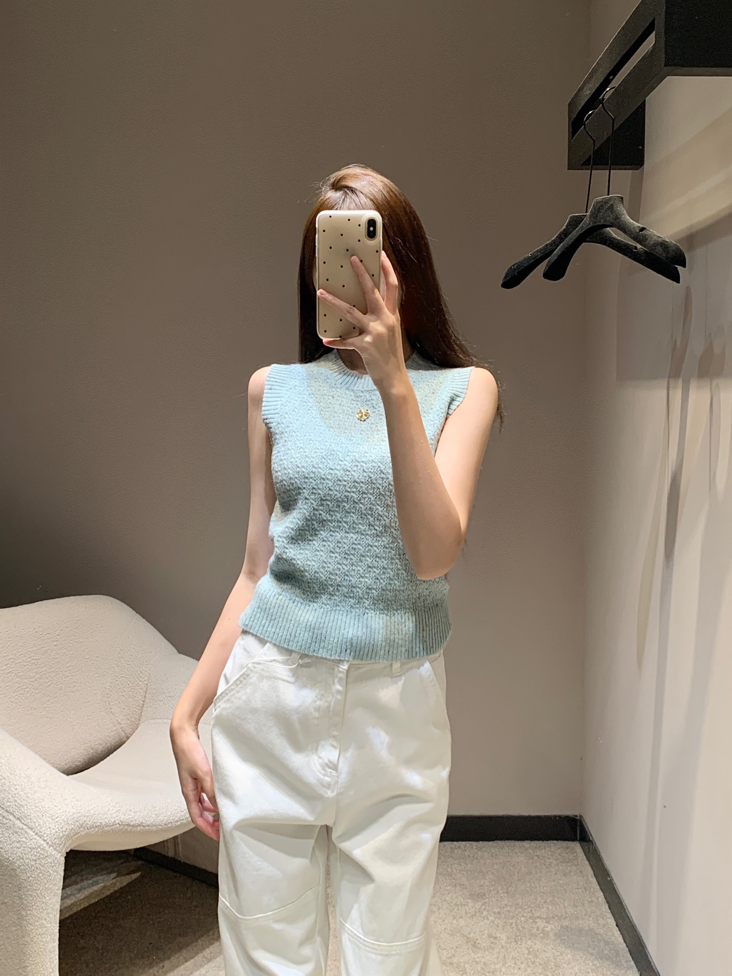 NO:433319,Chane* 25A high-end handicraft workshop series new style classic round neck knitted vest丨Exclusive yb development!  High-end production!  Customized color-blocking special flower yarn, white, rich and beautiful must be used as a magical tool!  Customized cashmere floral yarn special yarn is soft and comfortable, and the classic round neck H-shaped slim fit is super slim!  Retro temperament is fashionable and high-end!  The elegant and beautiful girl!  Perfect workmanship quality depends on the details. S/M/L is available in stock, chanel, alexander wang19860909Chane* 25A高级手工坊系列新款 经典圆领针织小背心丨独家yb开发！高版出品！定制拼色特种花纱,白富美必入神器！定制羊绒花纱特种纱线柔软舒适,经典圆领H版型修身效果超显瘦！复古气质时髦又高级！名媛少女优雅气质绝美！完美做工品质看细节.现货发售S/M/L,,chanel,alexander wang,Women's clothing