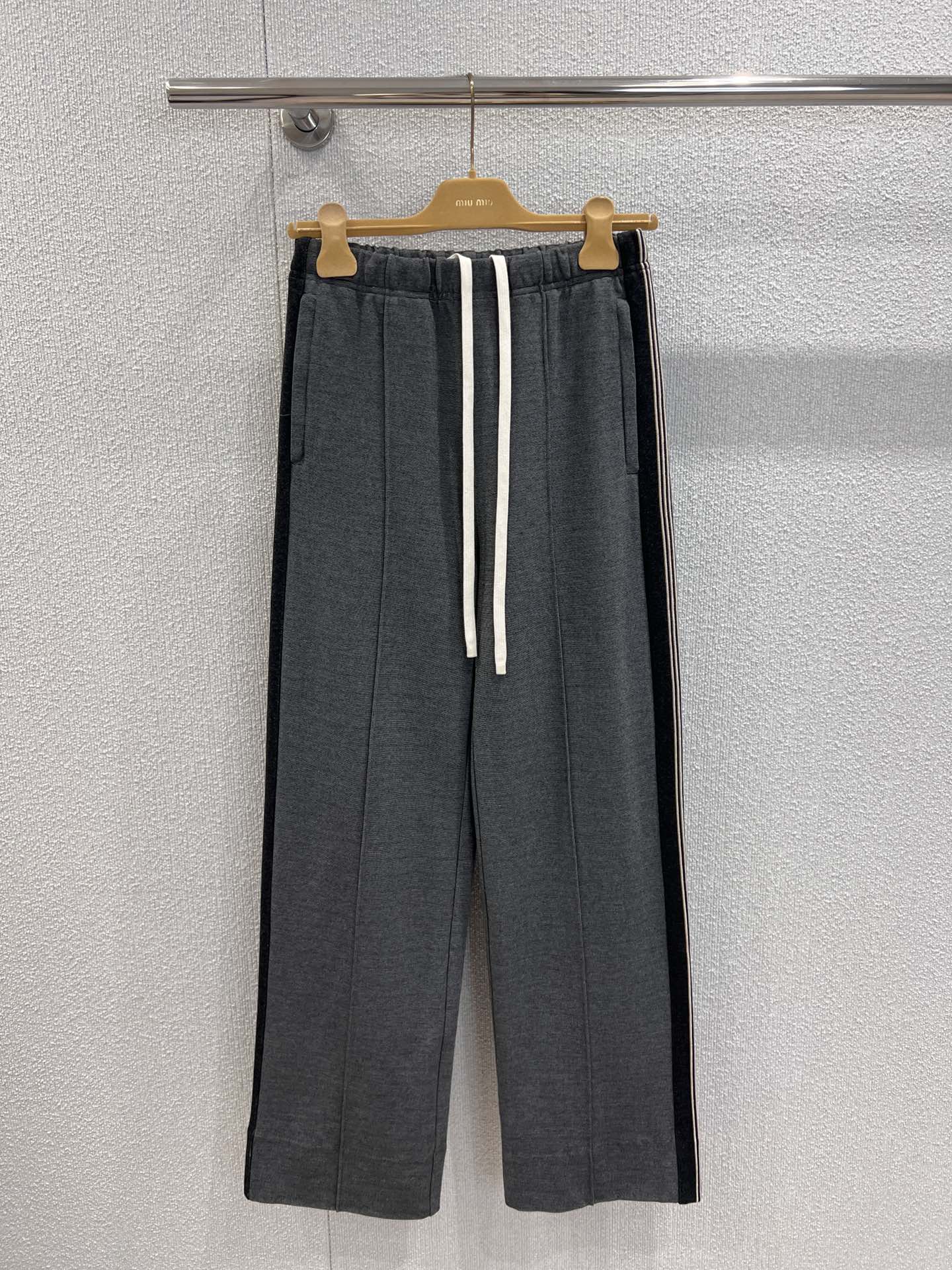 NO:469482,Support replacement Miumi* 25Fw early autumn new model Maillard color webbing casual trousers | Exclusive yb development!  High-end production!  Gauge re-customized dense woven fabric, color-blocked webbing design on both sides of the trouser body, elastic waist drawstring design, three-dimensional letter logo design on the right back of the trouser body, custom hardware accessories, workmanship quality depends on details. S/M/L real shot details pictures, miumiu, alexander wang19860909支持换款 Miumi* 25Fw早秋新款 美拉德色系织带休闲长裤丨独家yb开发！高版出品！高克重定制密织面料 裤身两侧饰有拼色织带设计 腰身松紧腰抽绳设计 裤身右侧背部有立体字母徽标设计 定制五金辅料 做工品质看细节.现货发售S/M/L实拍细节图,,miumiu,alexander wang,Women's clothing