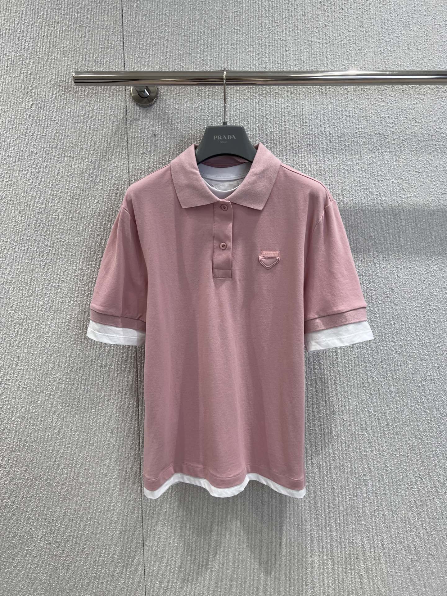 NO:455255,Support for replacement Prad* 25Ss spring and summer new model, boyfriend style fake two-piece POLO shirt丨Exclusive yb development!  High-end production!  Light pink main color paired with white fake two-piece lining, left chest triangle logo hidden brand style, three-barrel small stand collar design, unlock business/casual dual scene switching, classic and atmospheric. S/M/L real shot details pictures on sale, prada, alexander wang19860909支持换款 Prad* 25Ss春夏新款 男友风假两件POLO衫丨独家yb开发！高版出品！浅粉主色调搭配白色假两件内衬,左胸三角徽标暗藏品牌格调 三粒扣小立领设计,解锁商务/休闲双重场景切换穿搭,经典大气.现货发售S/M/L实拍细节图,,prada,alexander wang,Women's clothing