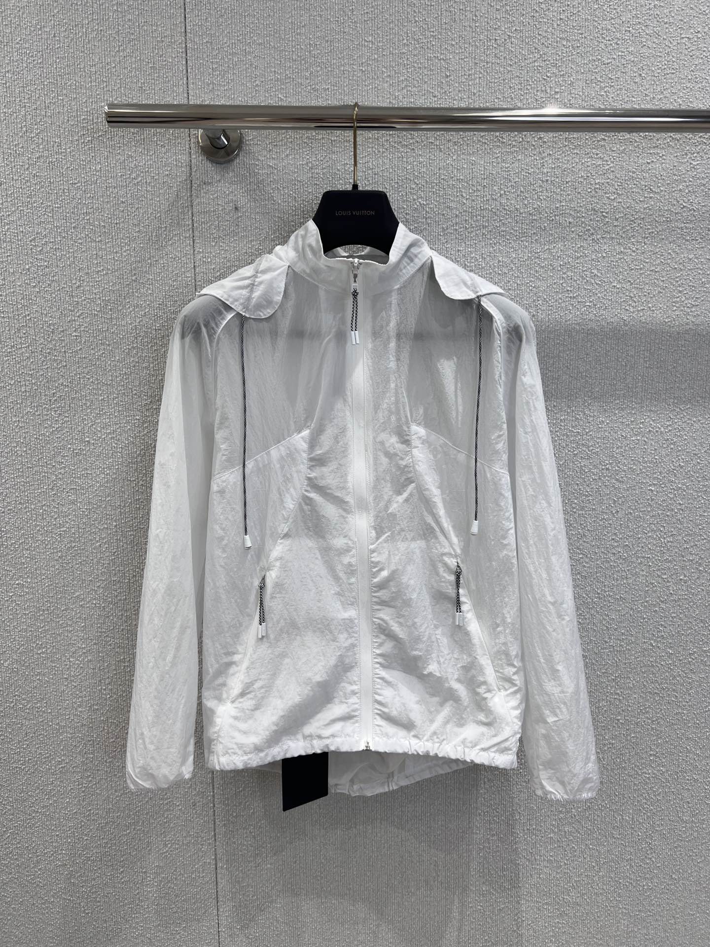 NO:436576,Support replacement Louis Vuitt*n 25Ss spring and summer new style, thin hooded sunscreen jacket | Exclusive yb development!  High-end production!  27700 purchase Zp disassembled and create, order-woven and dyed imported fabrics, really use the original order-woven fabrics to enlarge the details of the version shipment process, and look at the details of the restoration degree is close to more than 98, and the workmanship is invincible. It is truly restored 1:1. Buy directly with your eyes closed. S/M/L real-life details pictures are available in stock, louis vuitton, jackets & coats, jackets & coats, hats, alexander wang19860909支持换款 Louis Vuitt*n 25Ss春夏新款 轻薄款连帽防晒夹克外套丨独家yb开发！高版出品！27700购买Zp拆解打造,订织订染进口面料真正用到原版订织面料做到对版出货工艺放大看细节除还原度接近98以上 做工也无敌了真正做到1:1还原 直接闭着眼购买 现货发售S/M/L实拍细节图,,louis vuitton,jackets & coats,jackets & coats,hats,alexander wang,Women's clothing