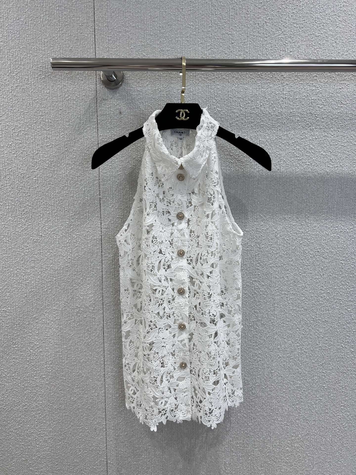 NO:435082,Support for replacement Chane* 25Ss spring and summer new style Lightweight white water-soluble lace sleeveless top丨Exclusive high-end production!  The gentle temperament is outlined with delicate and transparent textures. The classic lapel design embellishes metal buttons, which are both retro and exquisite, and the symmetrical button arrangement on the front adds a touch of dignity. Every inch of lace pattern is as delicate as an artwork. Whether it is a skirt that interprets French laziness or a layered suit to interpret sweet and cool style, this top can become the romantic protagonist in your closet. Sweet, retro, exquisite, versatile, lace control must be launched in stock. S/M/L real-life details pictures, chanel, skirts, business suit, alexander wang19860909支持换款 Chane* 25Ss春夏新款 轻盈的白色水溶蕾丝无袖上衣丨独家高版出品！以细腻通透的纹理勾勒出温柔气质.经典的翻领设计点缀金属纽扣,既复古又精致,前襟的对称纽扣排列更添一丝端庄.每一寸蕾丝花纹都如艺术品般精雕细琢,无论是搭配半裙演绎法式慵懒,还是叠穿西装诠释甜酷风格,这件上衣都能成为你衣橱中的浪漫主角.甜美、复古、精致、百搭、蕾丝控必入现货发售S/M/L实拍细节图,,chanel,skirts,business suit,alexander wang,Women's clothing