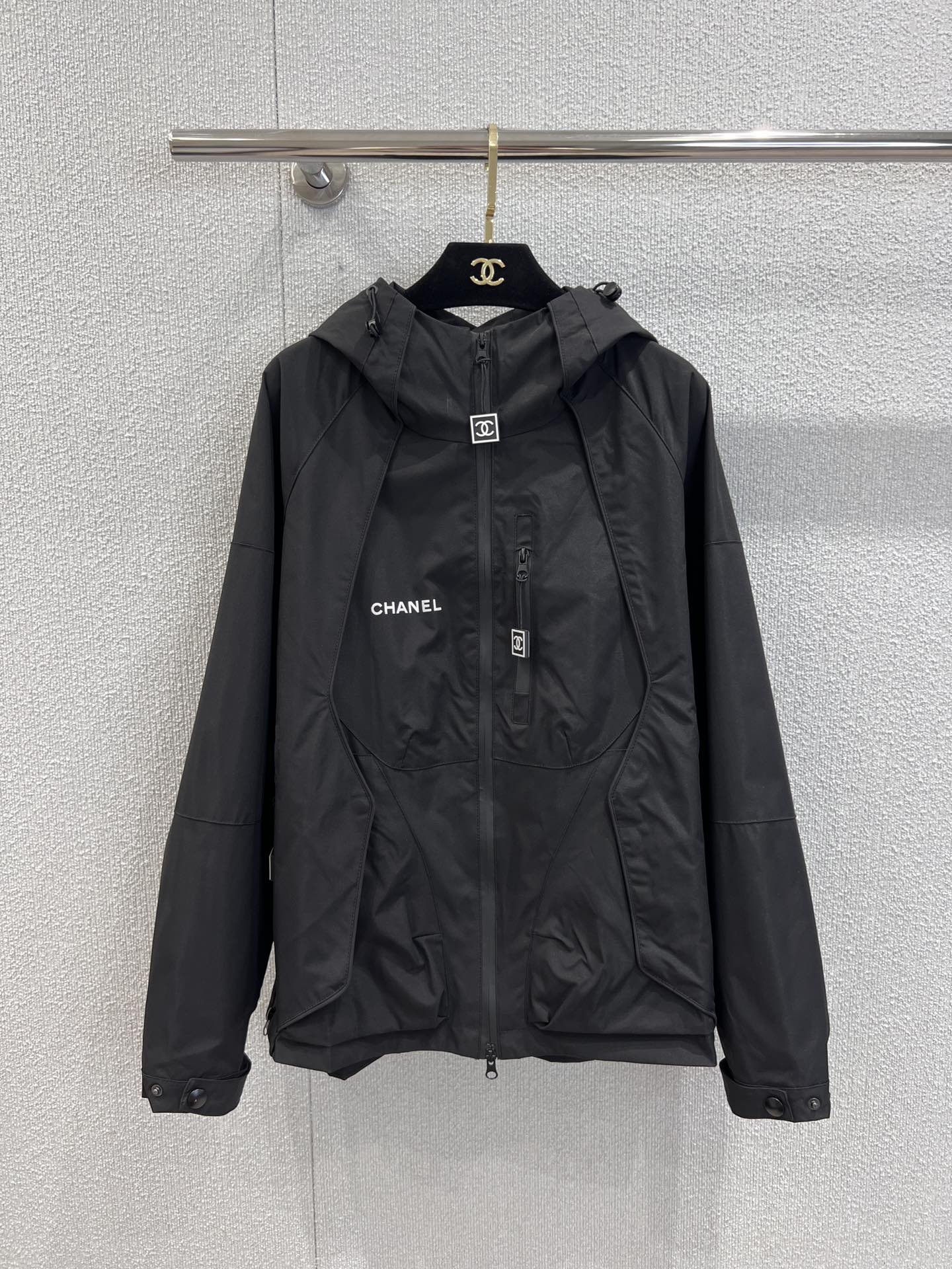 NO:751438,Support exchange Chane* 25Ss spring and summer new style hooded jacket | Exclusive high-end version!  The loose fit design is completely unobtrusive. The logo print design on the back is full of small details. It is the first choice for sun protection in summer. It is super cool. The dropped shoulder sleeves make the upper body more slim. It turns into a paper figure in seconds. It is lazy and casual and fashionable, and it is easy to control. Ready-made S/M/L real shot details, chanel, jackets & coats, hats,19860909支持换款 Chane* 25Ss春夏新款 中古风连帽冲锋衣外套丨独家高版出品！宽松版型设计完全不挑人后背logo印花设计小细节满满,夏季首选防晒 超级凉快 落肩袖型上身更显身形纤细 秒变纸片人 慵懒随性时髦感轻松驾驭现货发售S/M/L实拍细节图,,chanel,jackets & coats,hats,,Women's clothing