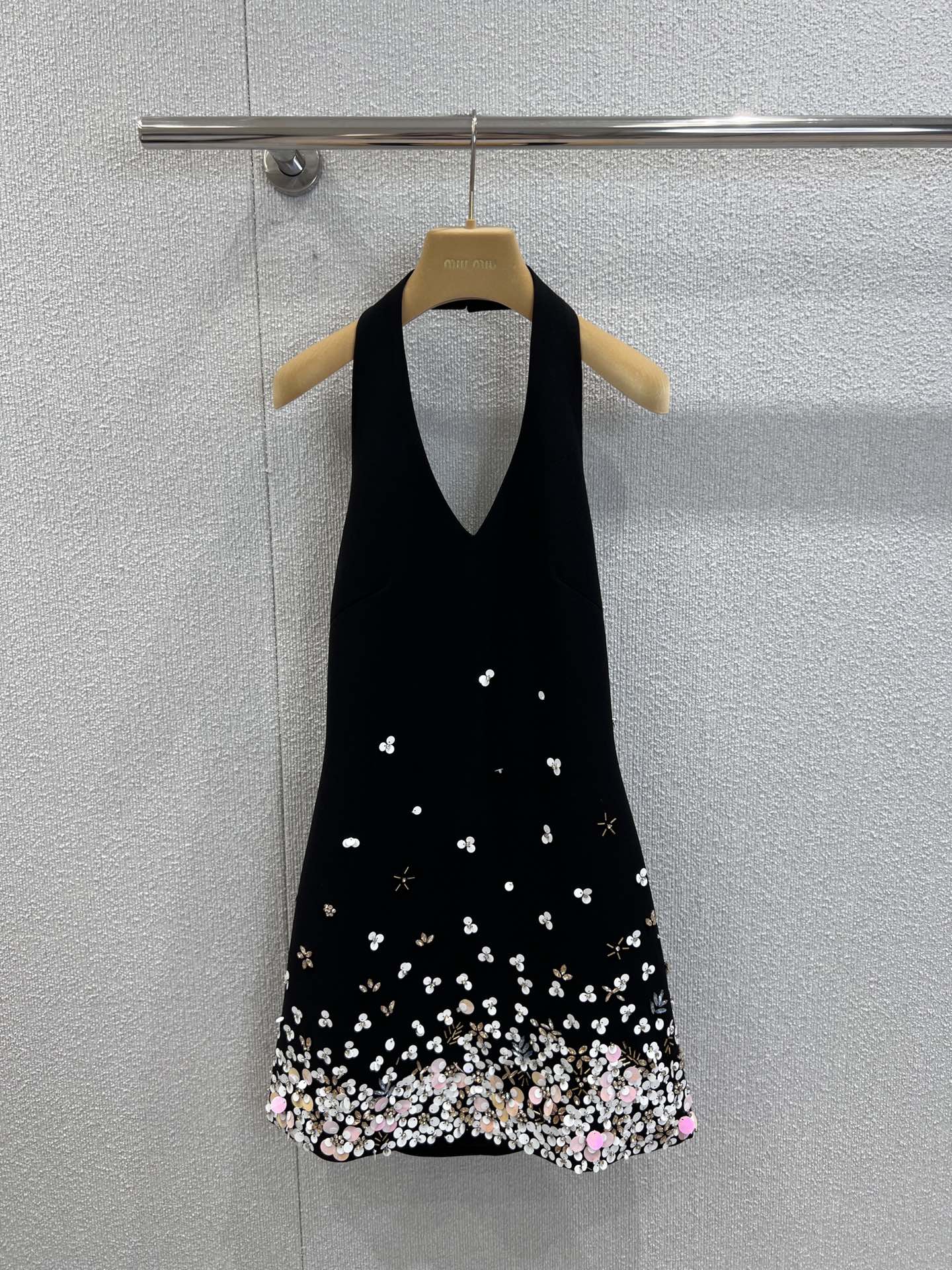 NO:435906,Support replacement MiuMi* 25Ss spring and summer new model pure handmade beaded halter neck and backless black skirt | Exclusive high-end production!  The backless design is carefully tailored, with a slim waist-hugging and slim upper body, making you look slim. The temperament is elegant, modern and playful, and it is a must-have high-end item for white, rich and beautiful beauty!  Workmanship quality depends on the details. S/M/L real photos of S/M/L are sold in stock, miumiu, skirts, alexander wang19860909支持换款 MiuMi* 25Ss春夏新款 纯手工钉珠挂脖露背小黑裙丨独家高版出品！露背设计小心机立体剪裁,收腰修身版型上身巨显瘦.气质优雅摩登俏皮,白富美必备高级单品！做工品质看细节.现货发售S/M/L实拍细节图,,miumiu,skirts,alexander wang,Women's clothing