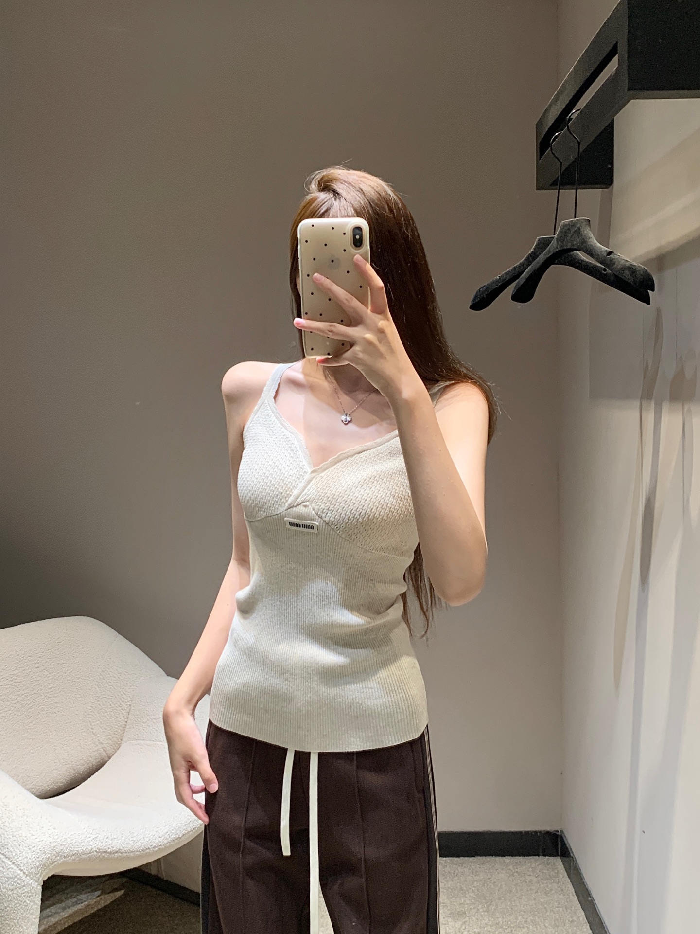 NO:433840,Miumi* 25Ss Spring and Summer New Style Slim Shoulder Knitted Sling Vest | Exclusive High-end Production!  Custom imported cotton woven, comfortable texture, elastic slim fit, smooth cut, thin shoulder suspender vest style, simple and atmospheric cut, vest color fabric, neckline and chest outline with white lace, echoing letter logo, rich design levels, highlighting brand style, making the simple and elegant elements more low-key and luxurious. Elastic fabric easily outlines the waist, wears a good proportion, and shows a more advanced texture. A suspender vest suitable for vacation can also surpass different occasions!  S/M/L, miumiu, alexander wang19860909Miumi* 25Ss春夏新款 细肩针织吊带背心丨独家高版出品！定制进口棉纶织造 质感舒适 弹力修身 裁剪垂顺流畅 细肩吊带背心版型 裁剪简约大气 通体素色面料 领口与胸前以白色花边勾勒 呼应字母徽标 丰富设计层次 突出品牌格调 让素雅元素更显低调奢华 弹力面料轻松勾勒腰身 穿出好比例 更显高级质感 一款适合度假也可凌驾不同场合吊带背心！现货发售S/M/L,,miumiu,alexander wang,Women's clothing