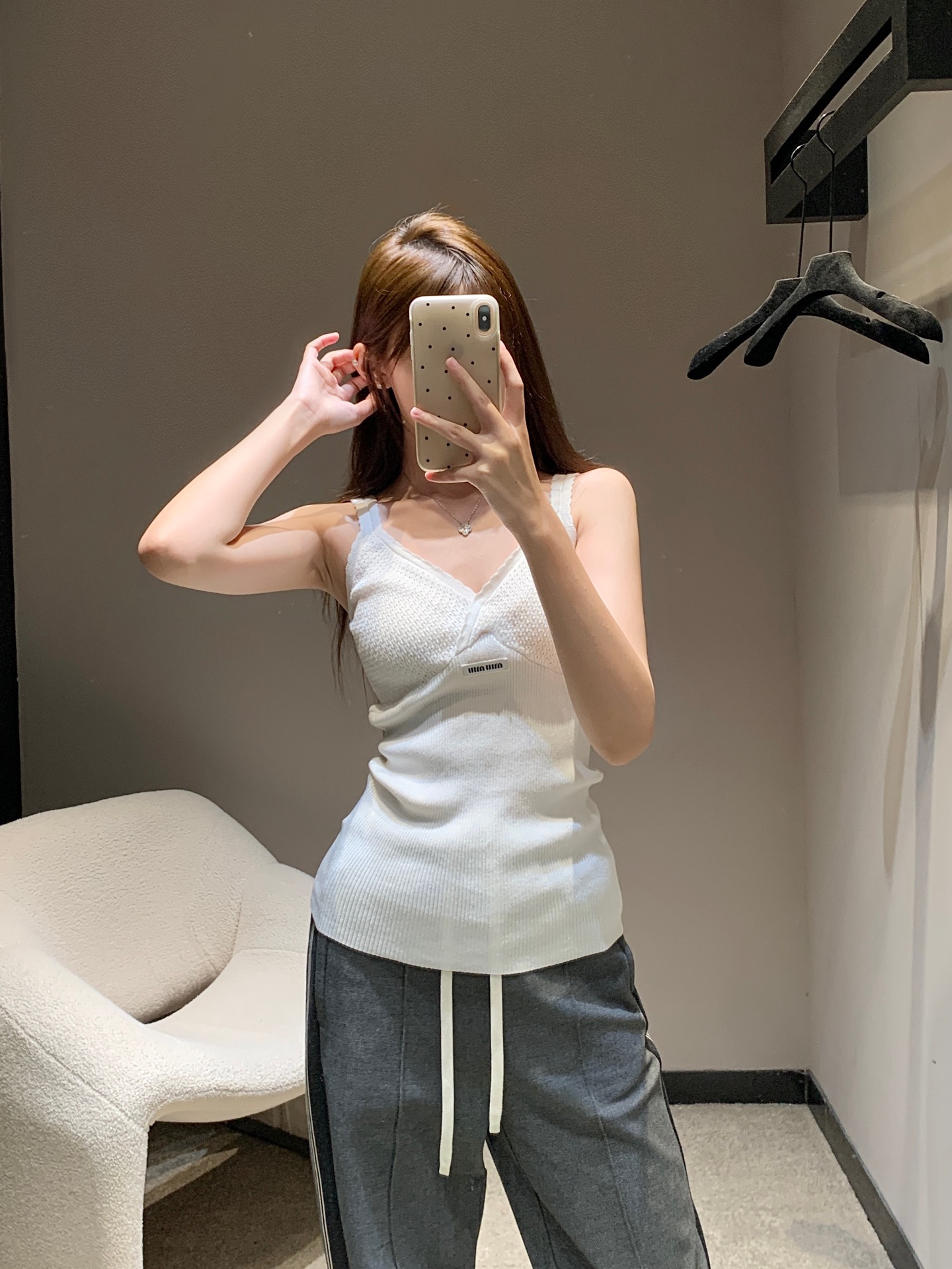 NO:433846,Miumi* 25Ss Spring and Summer New Style Slim Shoulder Knitted Sling Vest | Exclusive High-end Production!  Custom imported cotton woven, comfortable texture, elastic slim fit, smooth cut, thin shoulder suspender vest style, simple and atmospheric cut, vest color fabric, neckline and chest outline with white lace, echoing letter logo, rich design levels, highlighting brand style, making the simple and elegant elements more low-key and luxurious. Elastic fabric easily outlines the waist, wears good proportions, and shows more advanced texture. A suspender vest suitable for vacation can also surpass different occasions!  S/M/L, miumiu, alexander wang19860909Miumi* 25Ss春夏新款 细肩针织吊带背心丨独家高版出品！定制进口棉纶织造 质感舒适 弹力修身 裁剪垂顺流畅 细肩吊带背心版型 裁剪简约大气 通体素色面料 领口与胸前以白色花边勾勒 呼应字母徽标 丰富设计层次 突出品牌格调 让素雅元素更显低调奢华 弹力面料轻松勾勒腰身 穿出好比例 更显高级质感 一款适合度假也可凌驾不同场合吊带背心！现货发售S/M/L,,miumiu,alexander wang,Women's clothing