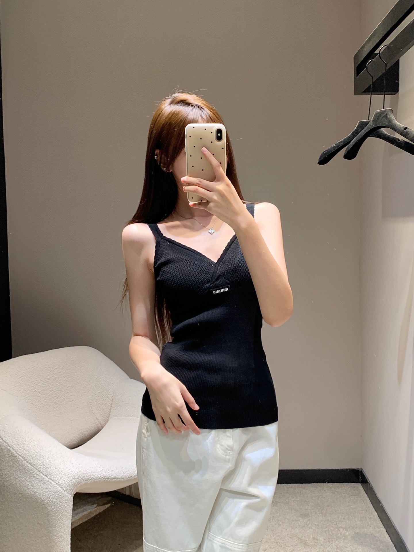 NO:433823,Miumi* 25Ss Spring and Summer New Style Slim Shoulder Knitted Sling Vest | Exclusive High-end Production!  Custom imported cotton woven, comfortable texture, elastic slim fit, smooth cut, thin shoulder suspender vest style, simple and atmospheric cut, vest color fabric, neckline and chest outline with white lace, echoing letter logo, rich design levels, highlighting brand style, making the simple and elegant elements more low-key and luxurious. Elastic fabric easily outlines the waist, wears a good proportion, and shows a more advanced texture. A suspender vest suitable for vacation can also surpass different occasions!  S/M/L, miumiu, alexander wang19860909Miumi* 25Ss春夏新款 细肩针织吊带背心丨独家高版出品！定制进口棉纶织造 质感舒适 弹力修身 裁剪垂顺流畅 细肩吊带背心版型 裁剪简约大气 通体素色面料 领口与胸前以白色花边勾勒 呼应字母徽标 丰富设计层次 突出品牌格调 让素雅元素更显低调奢华 弹力面料轻松勾勒腰身 穿出好比例 更显高级质感 一款适合度假也可凌驾不同场合吊带背心！现货发售S/M/L,,miumiu,alexander wang,Women's clothing