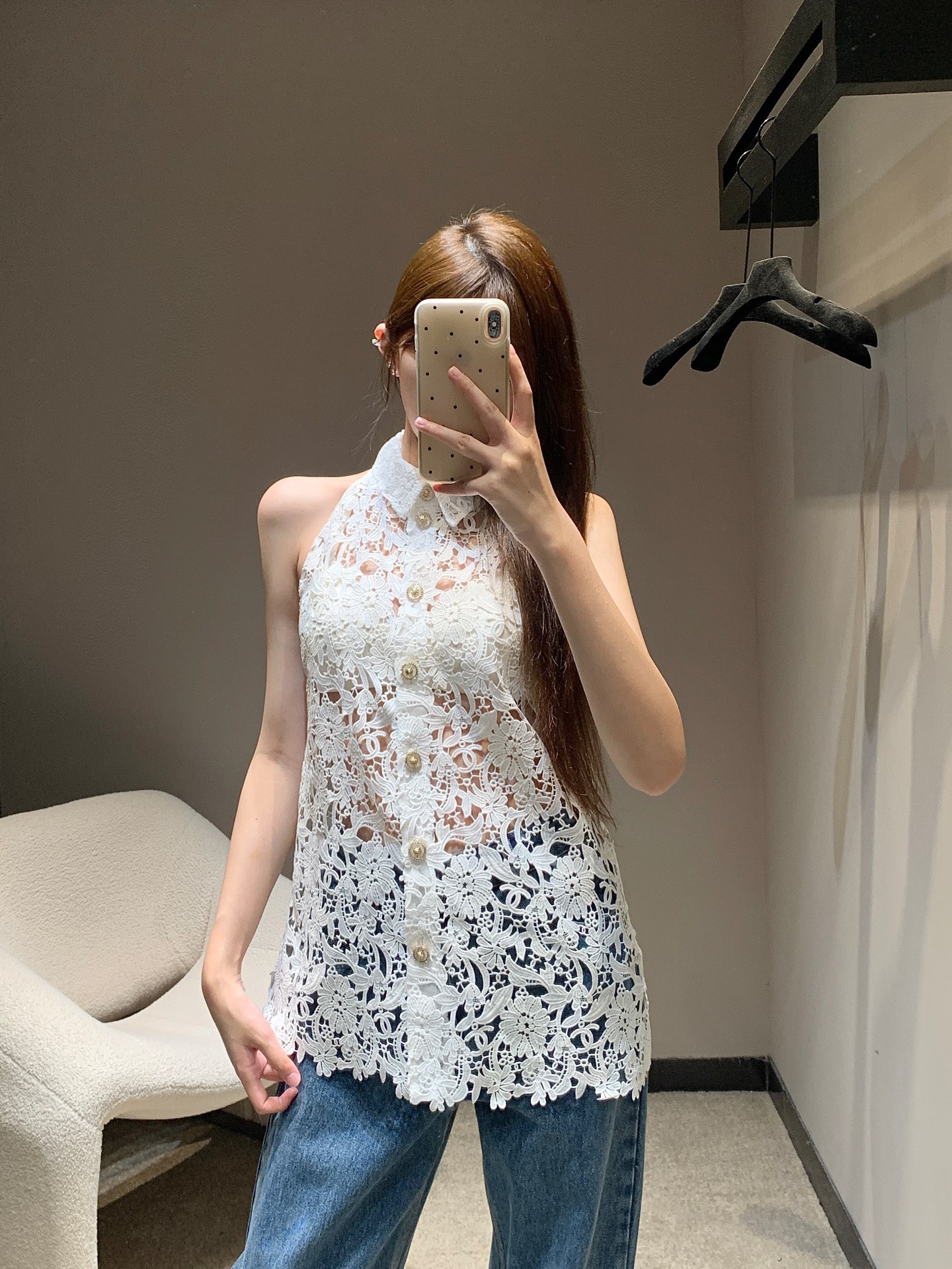 NO:433825,Chane* 25Ss Spring and Summer New Style Lightweight White Water-soluble Lace Sleeveless Top丨Exclusive High Edition Production!  The gentle temperament is outlined with delicate and transparent textures. The classic lapel design embellishes metal buttons, which are both retro and exquisite, and the symmetrical button arrangement on the front adds a touch of dignity. Every inch of lace pattern is as delicate as an artwork. Whether it is a skirt that interprets French laziness or a layered suit that interprets sweet and cool style, this top can become the romantic protagonist in your closet. Sweet, retro, exquisite, versatile, lace control must be launched in stock S/M/L, chanel, skirts, business suit, alexander wang19860909Chane* 25Ss春夏新款 轻盈的白色水溶蕾丝无袖上衣丨独家高版出品！以细腻通透的纹理勾勒出温柔气质.经典的翻领设计点缀金属纽扣,既复古又精致,前襟的对称纽扣排列更添一丝端庄.每一寸蕾丝花纹都如艺术品般精雕细琢,无论是搭配半裙演绎法式慵懒,还是叠穿西装诠释甜酷风格,这件上衣都能成为你衣橱中的浪漫主角.甜美、复古、精致、百搭、蕾丝控必入现货发售S/M/L,,chanel,skirts,business suit,alexander wang,Women's clothing