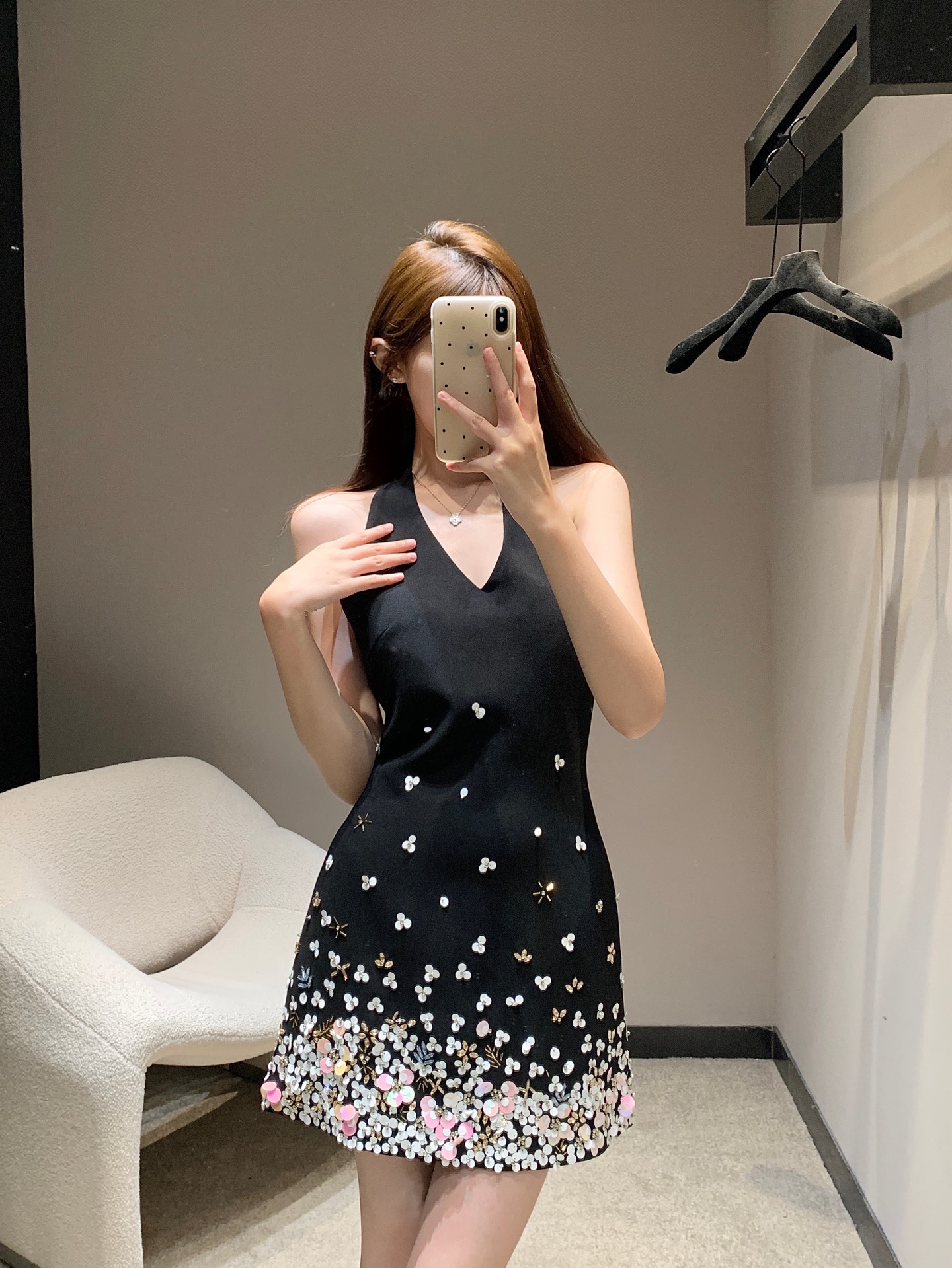 NO:435909,MiuMi* 25Ss spring and summer new style pure handmade beaded halter neck and backless black skirt丨Exclusive high-end production!  The backless design is carefully tailored, with a slim waist-hugging and slim upper body, making you look slim. The temperament is elegant, modern and playful, and it is a must-have high-end item for white, rich and beautiful beauty!  Workmanship quality depends on the details. S/M/L is available in stock, miumiu, skirts, alexander wang19860909MiuMi* 25Ss春夏新款 纯手工钉珠挂脖露背小黑裙丨独家高版出品！露背设计小心机立体剪裁,收腰修身版型上身巨显瘦.气质优雅摩登俏皮,白富美必备高级单品！做工品质看细节.现货发售S/M/L,,miumiu,skirts,alexander wang,Women's clothing