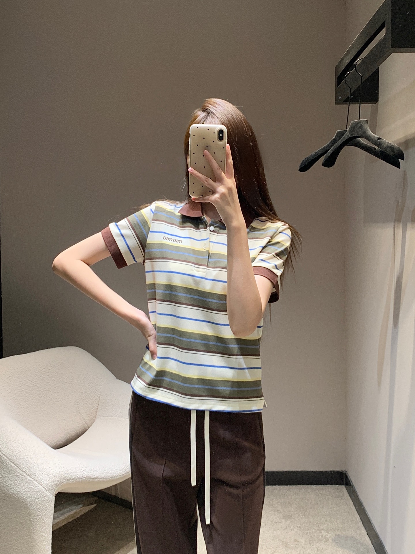 NO:433851,Miumi* 25Ss Spring and Summer New Style Micro-label Embroidered Polo Collar Striped Short-sleeved T-shirt丨Exclusive high-end production!  Classic retro stripes contrasting colors are fashionable and stylish. The upper body really shows its temperament. The item with the highest turnover rate and inquiries on the road is undoubtedly a featured item in the closet that can be worn at all times. Don’t miss the customized fabric. It is breathable, comfortable and soft!  Both appearance and comfort!  You will definitely be awesome if you get it!  S/M/L, miumiu, T-shirt,tees, t-shirt,alexander wang19860909Miumi* 25Ss春夏新款 微标刺绣Polo领条纹短袖T恤丨独家高版出品！经典复古条纹撞色时髦有风格 上身真的超显气质 路上回头率和询问度最高的单品无疑想要衣柜里有一件可以时时刻刻穿得出去的有特点的姐妹别错过定制面料 透气舒服柔软！颜值与舒适兼具！你们拿到手一定会绝绝子！现货发售S/M/L,,miumiu,T-shirt,tees，t-shirt,alexander wang,Women's clothing