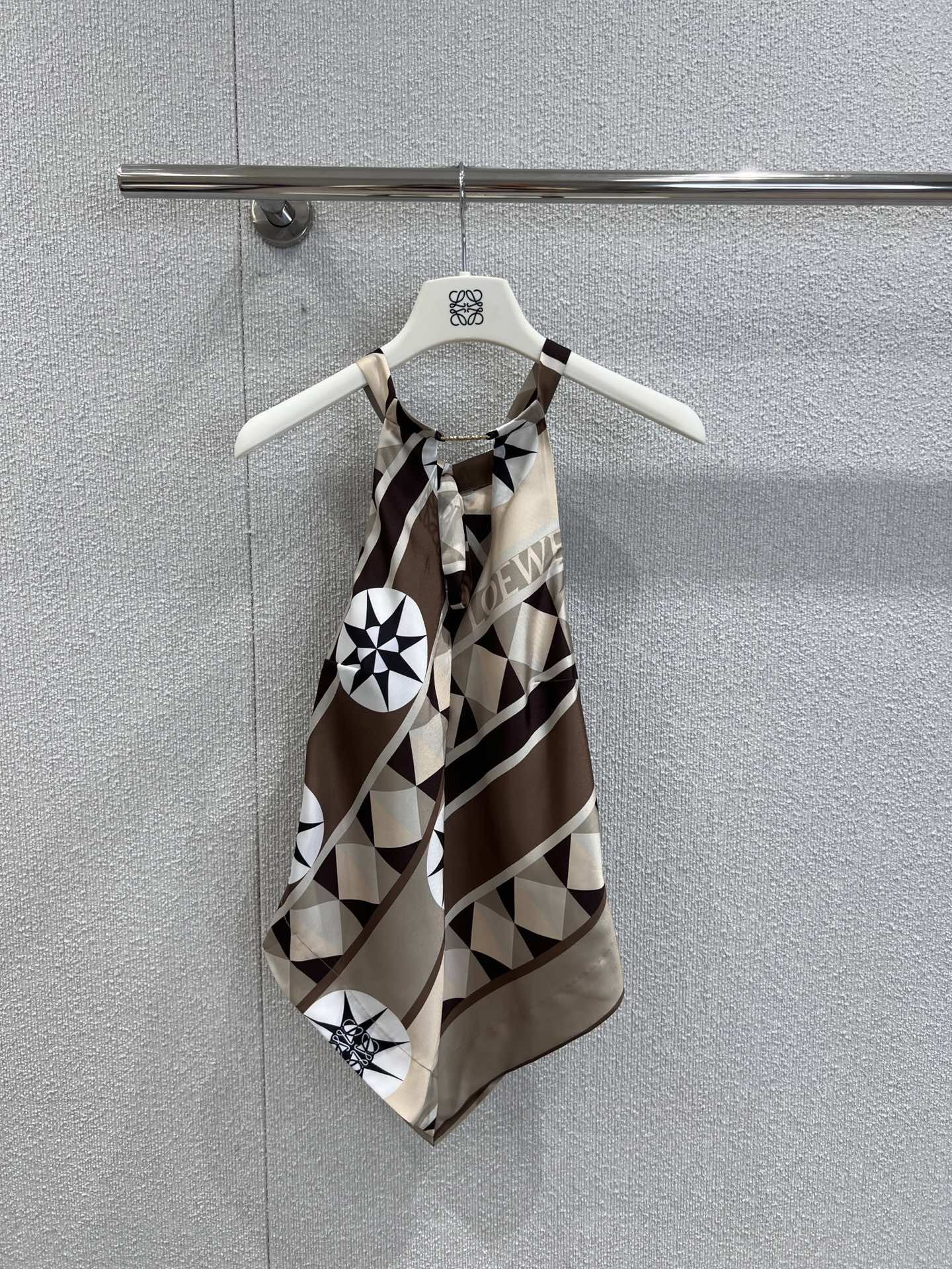 NO:436980,Support replacement Loew*2025 spring and summer new style, geometric contrasting color halter top丨Exclusive yb development!  High-end production!  Classic khaki tones, paired with personalized geometric patterns and unique star elements, the artistic sense and design sense are full. The texture is delicate and smooth. The halter design reveals the elegant neck and shoulder lines. Whether it is a dinner party or an art party, wear it, it will immediately become the focus of elegance that is the audience's attention, interpreting your French luxury style. S/M/L real-life details pictures, loewe, alexander wang19860909支持换款 Loew*2025春夏新款 几何图形撞色挂脖上衣丨独家yb开发！高版出品！经典卡其色调,搭配个性几何图案与独特星芒元素,艺术感与设计感拉满.质感细腻流畅垂坠.挂脖设计展露优雅颈肩线条.无论是晚宴社交,还是艺术派对,穿上它,即刻成为全场瞩目的优雅焦点,演绎独属于你的法式奢华格调.现货发售S/M/L实拍细节图,,loewe,alexander wang,Women's clothing