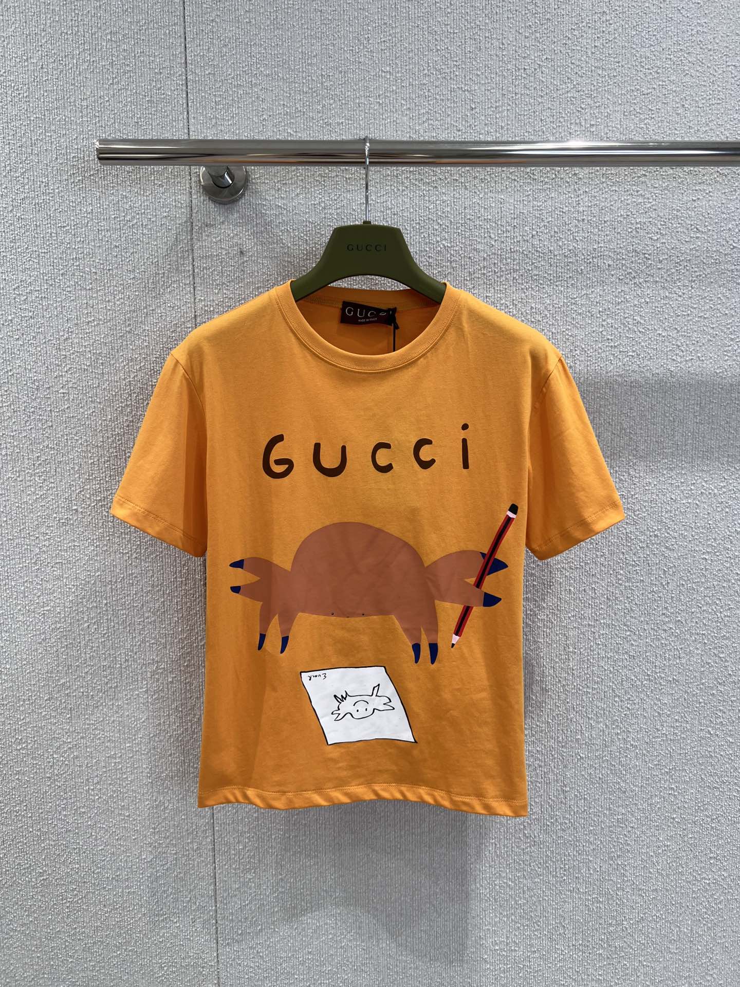 NO:435105,Support replacement Gucc* 25Ss spring and summer new style cartoon fun printed short-sleeved T-shirt | Exclusive high-end production!  Full of design, clean and refreshing, full of youthful vitality, it's really hard not to love it!  The concave shape is a perfect look. The classic small round neck design is simple and easy to wear. It is eye-catching when walking on the street!  The youthful and energetic feeling is 100% customized fabric with a slight return rate. The texture is super comfortable!  Close your eyes and rush!  S/M/L real photos, gucci, T-shirt, tees, t-shirt, alexander wang19860909支持换款 Gucc* 25Ss春夏新款 卡通趣味印花短袖T恤丨独家高版出品！设计感十足 干净又清爽 满满的青春活力 真的狠难不爱啊！凹起造型来妥妥的好看经典的小圆领设计简洁好穿 走在街上吸睛度满分！青春又活力的感觉穿出街回头率百分百定制面料 质感超级舒适！都给我闭眼冲！现货发售S/M/L实拍细节图,,gucci,T-shirt,tees，t-shirt,alexander wang,Women's clothing