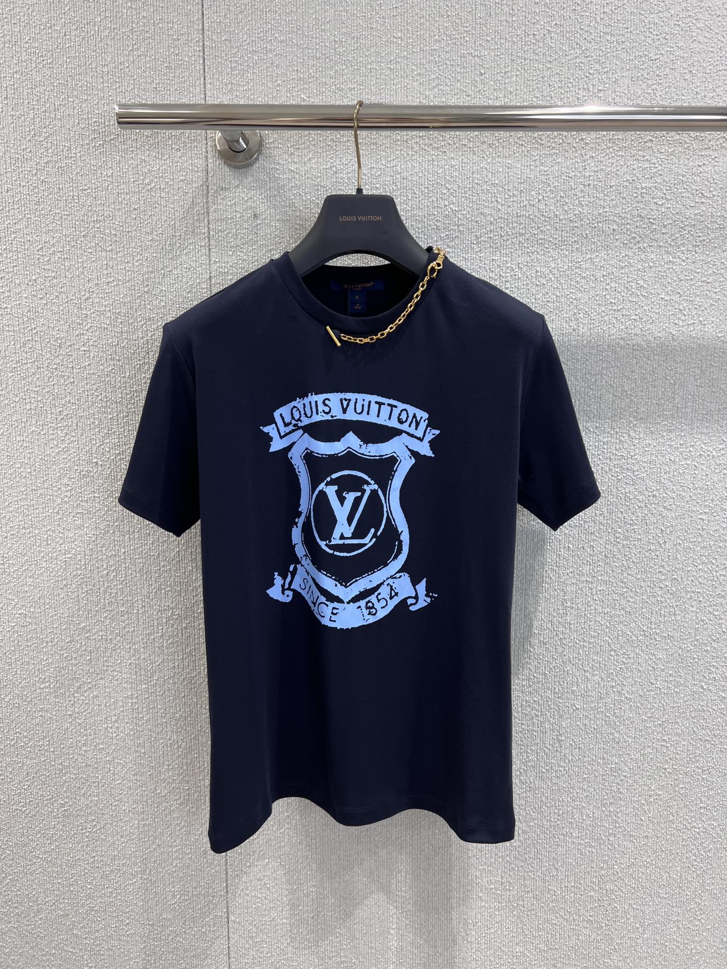 NO:435101,Support replacement Louis vuittin* 25Ss spring and summer new model Navy style badge printed short-sleeved T-shirt | Exclusive yb development!  High-end production!  Interpret the letters and the year of the brand creation. The iconic zippers and chain thin nodes are accented with shoulders, achieving a variety of flexible shapes. The soft and breathable cotton cloth brings a comfortable wearing experience. The classic style is not picky about people and looks slim!  Highly recommended casual temperament items. S/M/L real photos for sale in stock, louis vuitton, T-shirt, tees, t-shirt, alexander wang19860909支持换款 Louis vuittin* 25Ss春夏新款 海军风徽章印花短袖T恤丨独家yb开发！高版出品！解读字母和品牌创立年份.标志性拉链及链条细节点缀肩头,实现多种灵动造型.柔软透气的棉布带来舒适穿着体验.经典版型不挑人上身巨显瘦！强烈推荐休闲气质单品.现货发售S/M/L实拍细节图,,louis vuitton,T-shirt,tees，t-shirt,alexander wang,Women's clothing