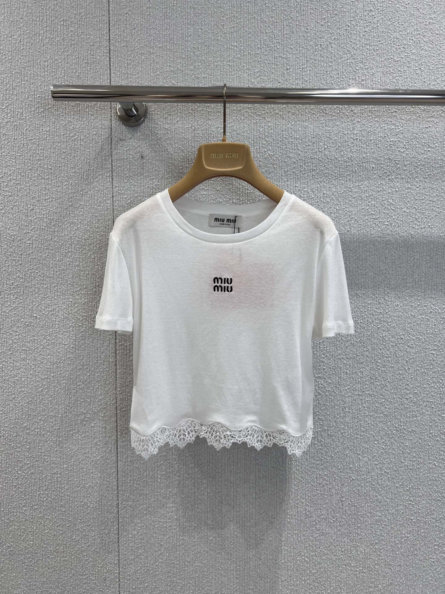 NO:435849,Support replacement Miumi* 25Ss spring and summer new style, letter embroidered lace lace short-sleeved T-shirt丨Exclusive high-end production!  Soft and comfortable knitted presents simple lines, embroidered with embroidery patches, highlighting the classic style and unique personality. Exquisite round neckline, perfectly showing the beauty of collarbone, short style with good elasticity and inclusiveness, classic single-layered items. S/M/L real-life details pictures, miumiu, T-shirt,tees, t-shirt,alexander wang19860909支持换款 Miumi* 25Ss春夏新款 字母刺绣蕾丝花边短袖T恤丨独家高版出品！柔软舒适的针织呈现简约线条,点缀刺绣贴饰,彰显经典风范与独特个性 精致圆领领口 完美展现锁骨美 短款弹力包容性好 单穿叠穿的经典单品.现货发售S/M/L实拍细节图,,miumiu,T-shirt,tees，t-shirt,alexander wang,Women's clothing