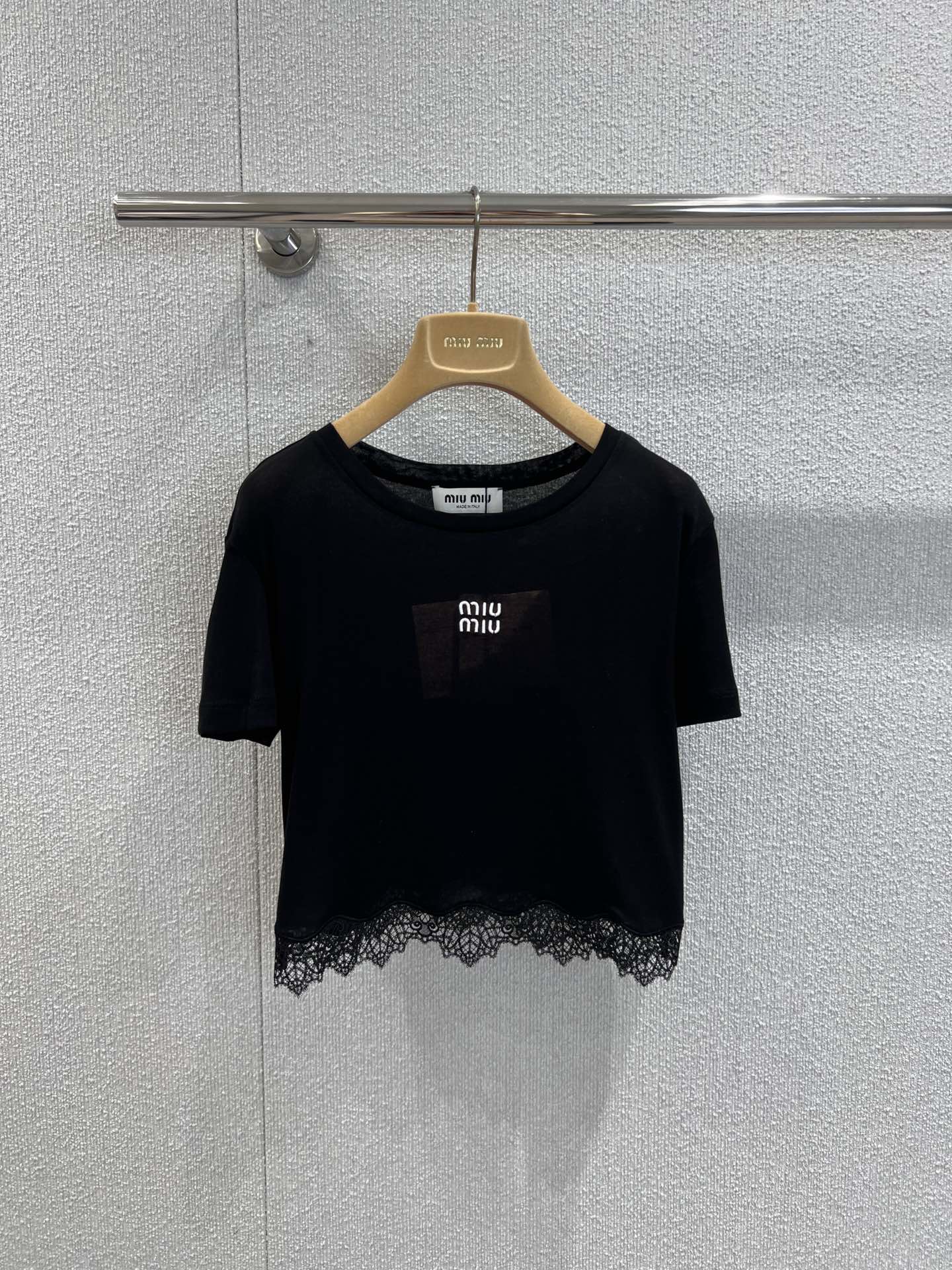 NO:435855,Support replacement Miumi* 25Ss spring and summer new style, letter embroidered lace lace short-sleeved T-shirt丨Exclusive high-end production!  Soft and comfortable knitted presents simple lines, embroidered with embroidery patches, highlighting the classic style and unique personality. Exquisite round neckline, perfectly showing the beauty of collarbone, short style with good elasticity and inclusiveness, classic single-layered items. S/M/L real-life details pictures, miumiu, T-shirt,tees, t-shirt,alexander wang19860909支持换款 Miumi* 25Ss春夏新款 字母刺绣蕾丝花边短袖T恤丨独家高版出品！柔软舒适的针织呈现简约线条,点缀刺绣贴饰,彰显经典风范与独特个性 精致圆领领口 完美展现锁骨美 短款弹力包容性好 单穿叠穿的经典单品.现货发售S/M/L实拍细节图,,miumiu,T-shirt,tees，t-shirt,alexander wang,Women's clothing