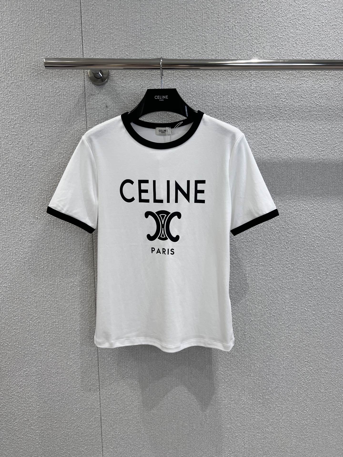 NO:433858,Support for replacement Celin* 25Ss spring and summer new style, classic logo letter printed round neck short-sleeved T-shirt on chest | Exclusive high-end production!  Very recognizable, durable and fashionable, without losing the vintage style! It is wear-resistant and durable, and it is not easy to deform after wearing it for a long time. It has a classic round neck design, no face shape, black piping on the neckline, and a fitted style design. It is casual, natural, retro and easy to wear to create a simple and not simple fashionable feeling, retro and level!  S/M/L real photos, celine, T-shirt, tees, t-shirt, alexander wang19860909支持换款 Celin* 25Ss春夏新款 胸前经典logo字母印花圆领短袖T恤丨独家高版出品！很有辨识度,耐看又时髦,不失vintage风格!耐磨耐穿,久穿不易变形,经典圆领设计,不挑脸型,领口黑色滚边,合身版型设计,随性自然又复古轻松穿出简约不简单的时髦感,复古又显gao级！现货发售S/M/L实拍细节图,,celine,T-shirt,tees，t-shirt,alexander wang,Women's clothing