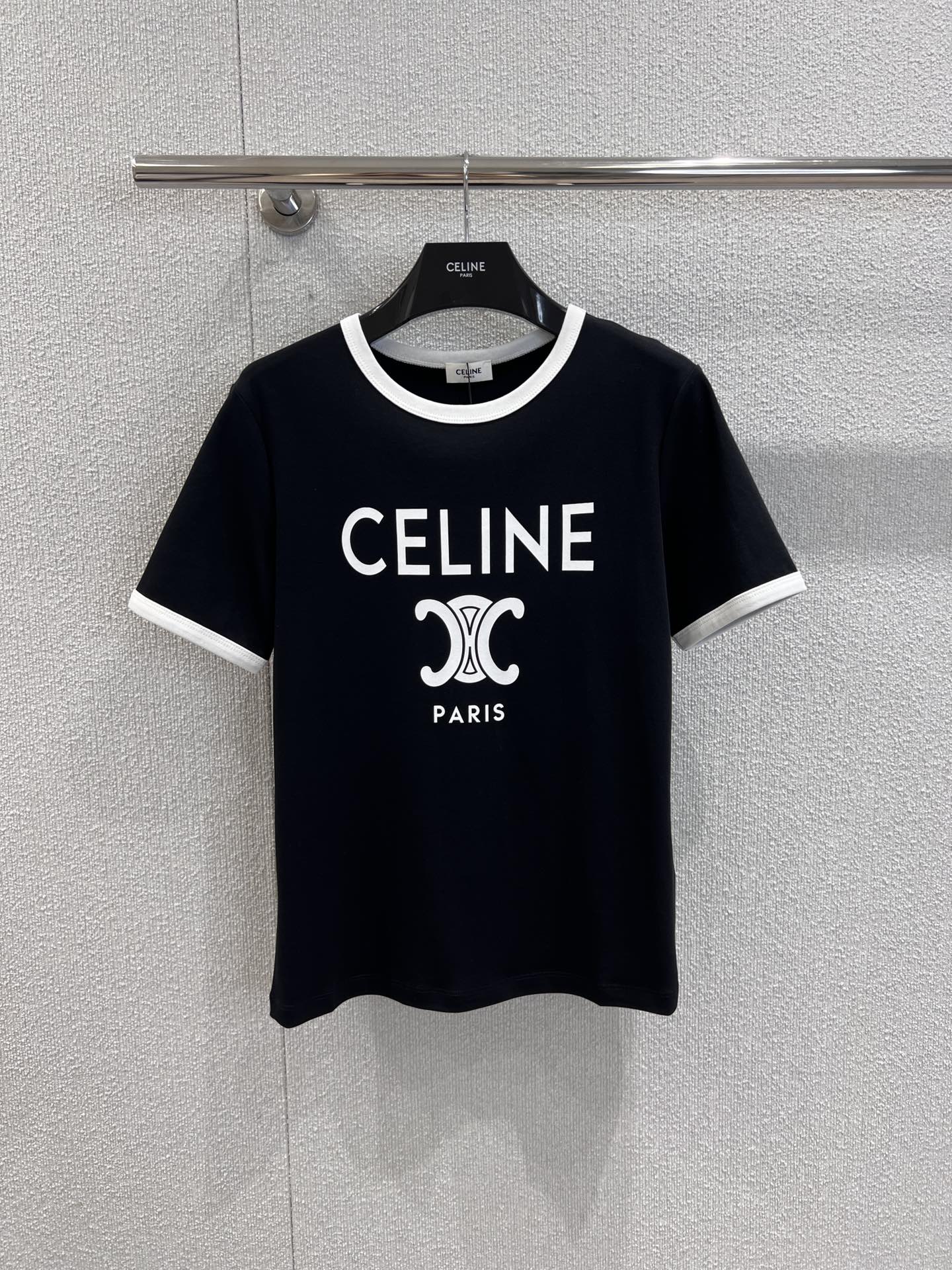 NO:433854,Support for replacement Celin* 25Ss spring and summer new style, classic logo letter printed round neck short-sleeved T-shirt on chest | Exclusive high-end production!  Very recognizable, durable and fashionable, without losing the vintage style! It is wear-resistant and durable, and it is not easy to deform after wearing it for a long time. It has a classic round neck design, no face shape, black piping on the neckline, and a fitted style design. It is casual, natural, retro and easy to wear to create a simple and not simple fashionable feeling, retro and level!  S/M/L real photos, celine, T-shirt, tees, t-shirt, alexander wang19860909支持换款 Celin* 25Ss春夏新款 胸前经典logo字母印花圆领短袖T恤丨独家高版出品！很有辨识度,耐看又时髦,不失vintage风格!耐磨耐穿,久穿不易变形,经典圆领设计,不挑脸型,领口黑色滚边,合身版型设计,随性自然又复古轻松穿出简约不简单的时髦感,复古又显gao级！现货发售S/M/L实拍细节图,,celine,T-shirt,tees，t-shirt,alexander wang,Women's clothing