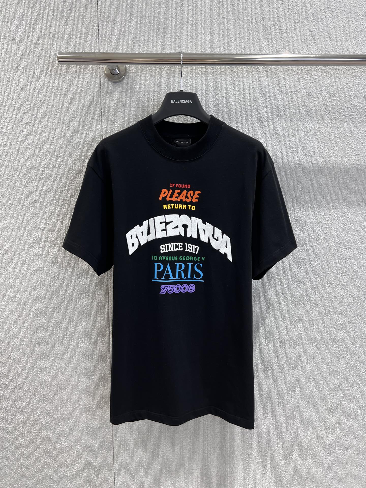 NO:435071,Support replacement Balenciag* 25Fw early autumn new model Heavy industry embroidered printed round neck short-sleeved T-shirt丨Exclusive high-end production!  Customized high-quality wash-water knitted fabric, front chest letter logo embroidery, matching colored pattern printing, knitted ribbed collar, loose style, same style for men and women, workmanship quality depends on details ~ S/M/L real shot details pictures on sale in stock, balenciaga, T-shirt,tees, t-shirt,alexander wang19860909支持换款 Balenciag* 25Fw早秋新款 重工刺绣印花圆领短袖T恤丨独家高版出品！定制高品质洗水针织面料、前胸字母logo刺绣、搭配彩色图案印花、针织罗纹衣领、宽松版型 男女同款 做工品质看细节 ~现货发售S/M/L实拍细节图,,balenciaga,T-shirt,tees，t-shirt,alexander wang,Women's clothing