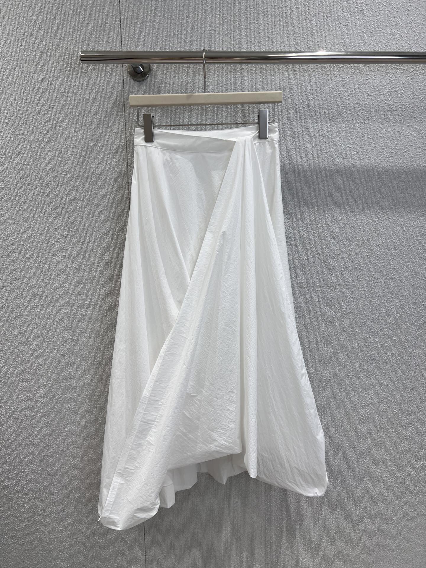 NO:433869,Support replacement Brunello Cucin*lli 25Ss spring and summer new Italian style quiet luxury asymmetric pleated handmade white skirt丨Exclusive high-end production!  Italian old money vacation atmosphere, huge three-dimensional tailoring oversized skirt, imported organic cotton, single piece of material is close to 3 meters, elegant, lazy, relaxed and fashionable, perfect workmanship quality depends on details. S/M/L real photos of S/M/L on sale in stock, brunello cucinelli, skirts, alexander wang19860909支持换款 Brunello Cucin*lli 25Ss春夏新款 意式静奢不对称褶裥手工白裙丨独家高版出品！意式老钱度假氛围 巨幅立体剪裁超大裙摆 进口有机棉 单件用料接近3米 优雅慵懒不失轻松时髦 完美做工品质看细节.现货发售S/M/L实拍细节图,,brunello cucinelli,skirts,alexander wang,Women's clothing