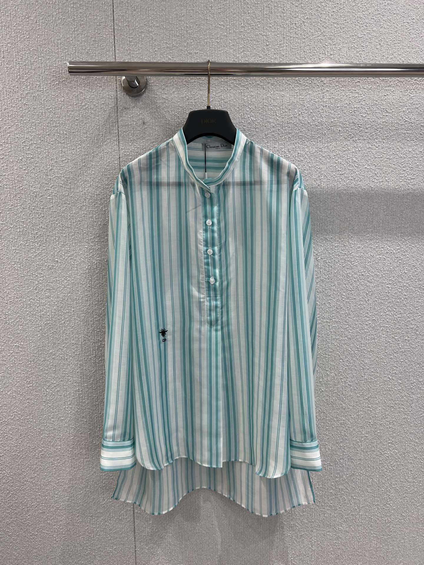 NO:435097,Supports replacement of Dio*25 spring and summer vacation new product striped printed shirts | Exclusive high-end production!  Reinterpret the classic pattern of D home. Custom imported silk cotton material is light and delicate, embroidered CD bee's classic short front and long slit design with romantic and casual style, elegant temperament and charming, and the workmanship quality depends on the details!  S/M/L real photos, dior, dior,shirts,alexander wang19860909支持换款Dio*25春夏度假新品条纹印花衬衫丨独家高版出品！重新诠释 D家经典图案.定制进口丝棉材质轻盈细腻,刺绣CD小蜜蜂经典的前短后长开叉版型设计浪漫随性,气质优雅迷人,做工品质看细节！现货发售S/M/L实拍细节图,,dior,dior,shirts,alexander wang,Women's clothing