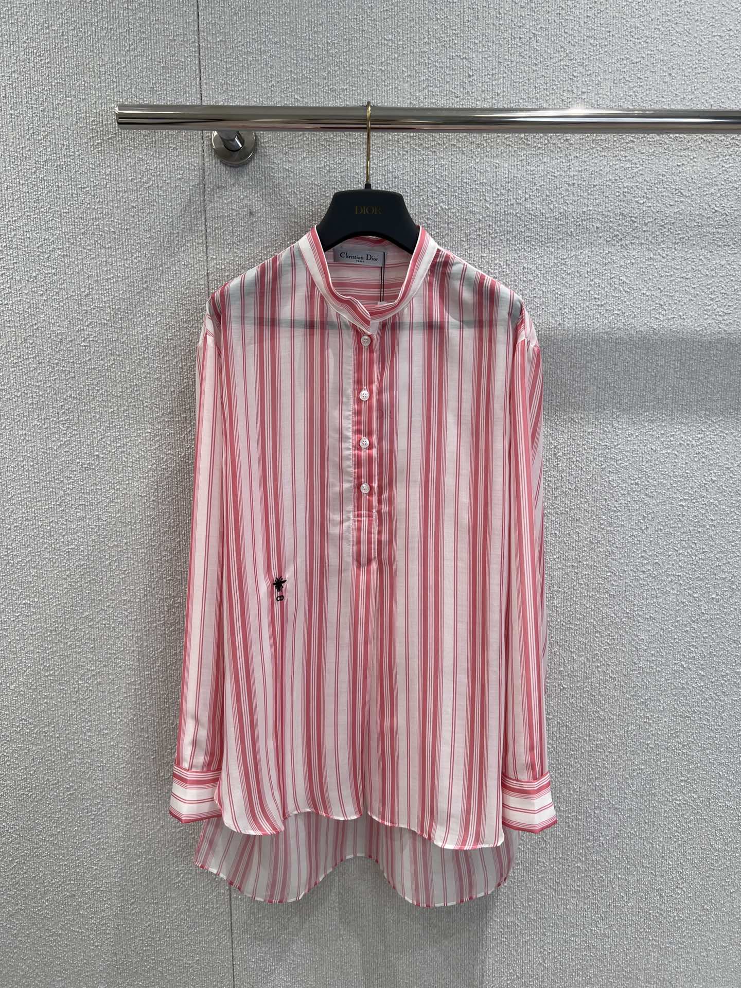 NO:435093,Supports replacement of Dio*25 spring and summer vacation new product striped printed shirts | Exclusive high-end production!  Reinterpret the classic pattern of D home. Custom imported silk cotton material is light and delicate, embroidered CD bee's classic short front and long slit design with romantic and casual style, elegant temperament and charming, and the workmanship quality depends on the details!  S/M/L real photos, dior, dior,shirts,alexander wang19860909支持换款Dio*25春夏度假新品条纹印花衬衫丨独家高版出品！重新诠释 D家经典图案.定制进口丝棉材质轻盈细腻,刺绣CD小蜜蜂经典的前短后长开叉版型设计浪漫随性,气质优雅迷人,做工品质看细节！现货发售S/M/L实拍细节图,,dior,dior,shirts,alexander wang,Women's clothing