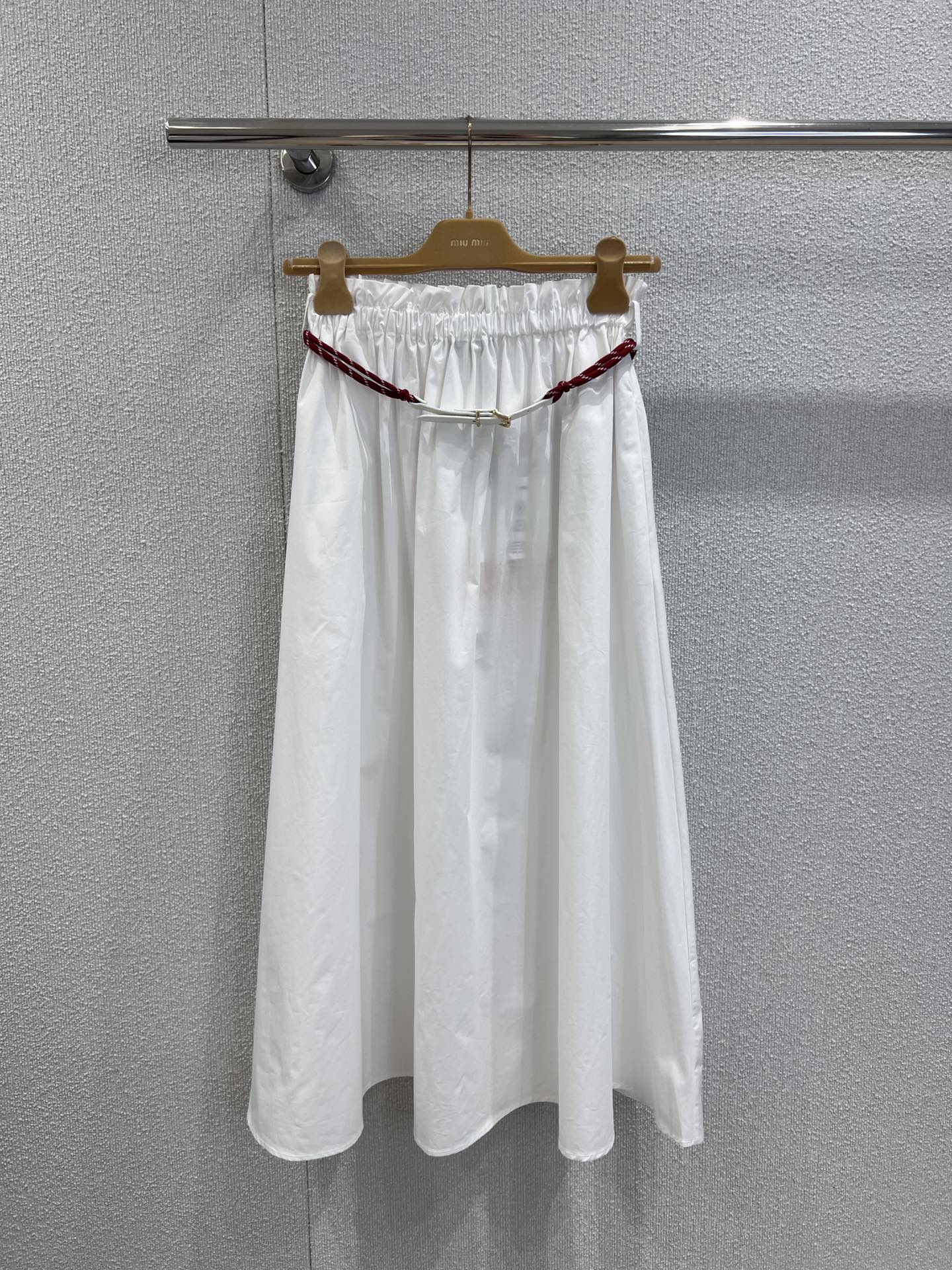 NO:435068,Support replacement Miumi* 25Ss spring and summer new pure white series elastic waist long skirt [with custom belt]丨Exclusive yb development!  High-end production!  A goddess of temperament must enter!  The same color letter embroidery decoration is high-end and versatile, classic three-dimensional tailoring, large skirt design, visual slimming and taller, lengthening the body proportions, and Strength to cover the flesh and make it look thin!  It is fashionable in capital with any style. It is very practical and has a high degree of comfort. S/M/L real photos are available in stock. Miumiu, skirts, alexander wang19860909支持换款 Miumi* 25Ss春夏新款 纯白系列松紧腰长半裙【配定制腰带】丨独家yb开发！高版出品！气质女神必入 ！同色系字母刺绣装饰高级百搭,经典立体剪裁,大裙摆设计,视觉显瘦显高,拉长身材比例 实力遮肉显瘦！搭配任何风格都是大写的时髦 实穿度极高 舒适度满分 现货发售S/M/L实拍细节图,,miumiu,skirts,alexander wang,Women's clothing