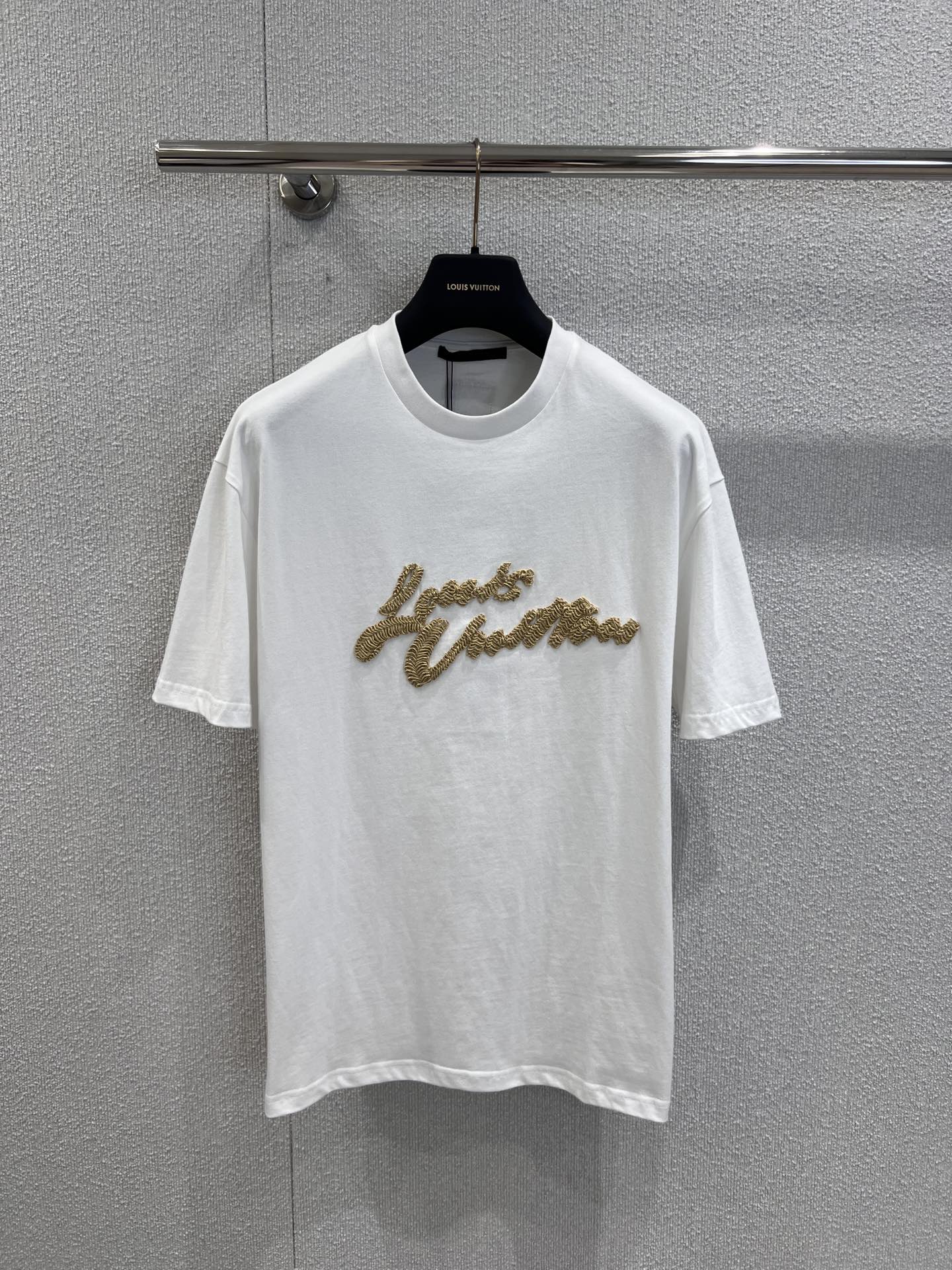 NO:435083,Support replacement Louis Vuitt*n 25Ss spring and summer new style Lafite letter embroidered round neck short-sleeved T-shirt | Exclusive yb development!  High-end production!  The same style for men and women, front and back embroidery logo textile lafite effect, rope imitation lafite embroidery craftsmanship, rope color matching, thickness and color comparison and customization according to the design pattern details, straight round neck style, workmanship quality depends on details ~ S/M/L real shot details pictures on spot sale, louis vuitton, T-shirt,tees, t-shirt,alexander wang19860909支持换款 Louis Vuitt*n 25Ss春夏新款 拉菲草字母刺绣圆领短袖T恤丨独家yb开发！高版出品！男女同款 前后刺绣标识纺织拉菲草效果,绳子仿拉菲草刺绣工艺,绳子对色定染,粗细跟据设计的图案细节对比定制,直筒圆领版型 做工品质看细节 ~现货发售S/M/L实拍细节图,,louis vuitton,T-shirt,tees，t-shirt,alexander wang,Women's clothing