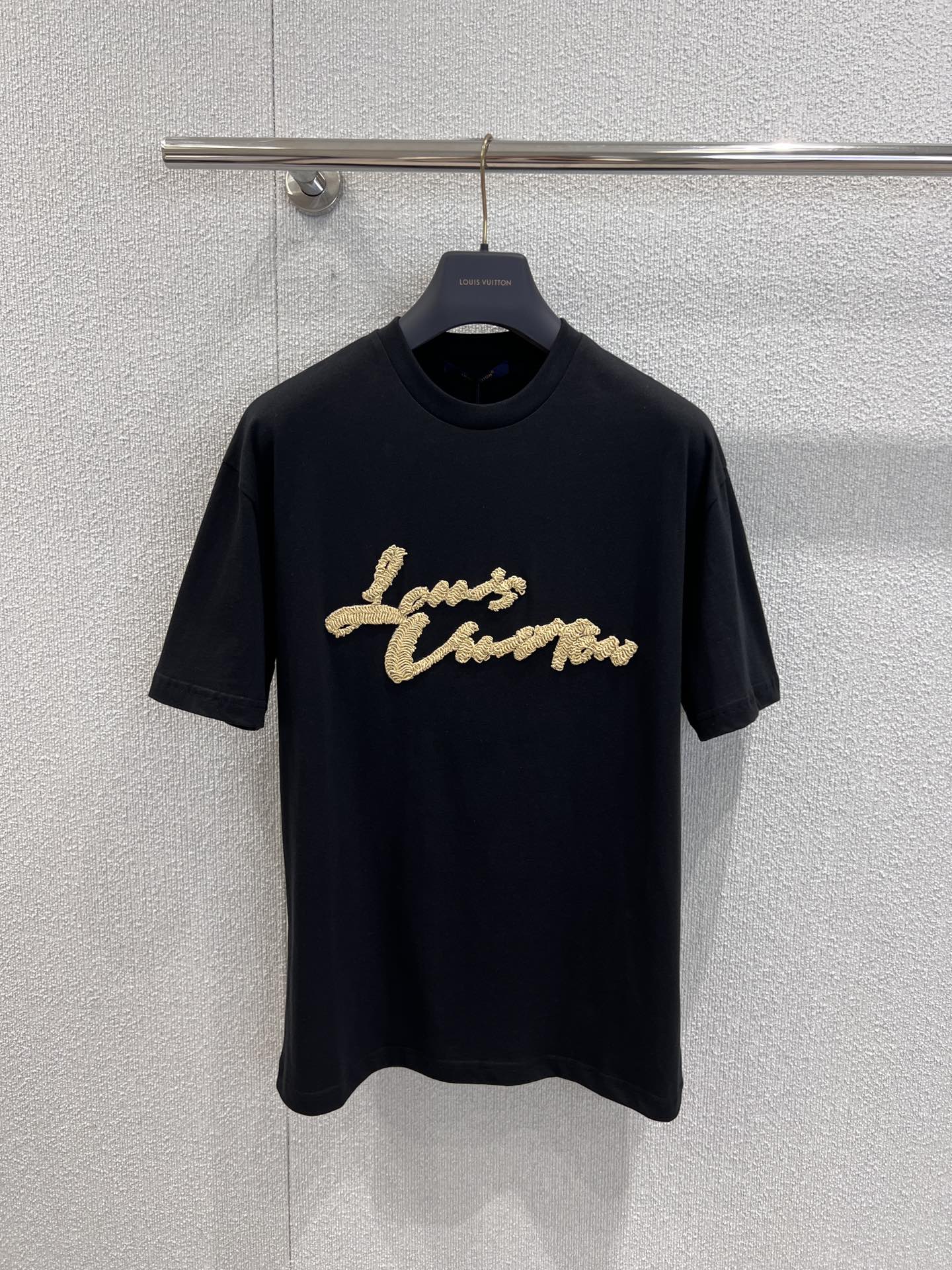 NO:435077,Support replacement Louis Vuitt*n 25Ss spring and summer new style Lafite letter embroidered round neck short-sleeved T-shirt | Exclusive yb development!  High-end production!  The same style for men and women, front and back embroidery logo textile lafite effect, rope imitation lafite embroidery craftsmanship, rope color matching, thickness and color comparison and customization according to the design pattern details, straight round neck style, workmanship quality depends on details ~ S/M/L real shot details pictures on spot sale, louis vuitton, T-shirt,tees, t-shirt,alexander wang19860909支持换款 Louis Vuitt*n 25Ss春夏新款 拉菲草字母刺绣圆领短袖T恤丨独家yb开发！高版出品！男女同款 前后刺绣标识纺织拉菲草效果,绳子仿拉菲草刺绣工艺,绳子对色定染,粗细跟据设计的图案细节对比定制,直筒圆领版型 做工品质看细节 ~现货发售S/M/L实拍细节图,,louis vuitton,T-shirt,tees，t-shirt,alexander wang,Women's clothing