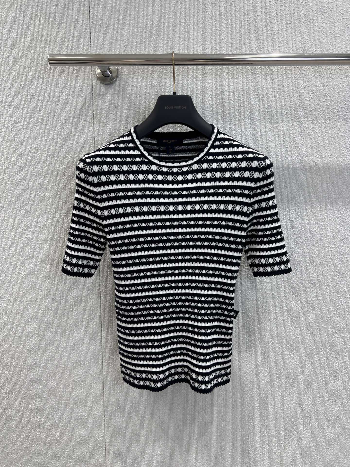 NO:435109,Support replacement Louis Vuitt*n 25Ss spring and summer new model, fan-shaped striped Monogram jacquard short-sleeved sweater | Exclusive yb development!  High-end production!  Imported looms create black and white contrasting fan-shaped striped woven surfaces, integrating classic monogram four-leaf clover jacquard, fine craftsmanship, left logo label highlights recognition, slim fit style is fashionable and exquisite, and can be worn casually. It is very high-end when you are on sale~ S/M/L real-life details pictures, louis vuitton, T-shirt, alexander wang19860909支持换款 Louis Vuitt*n 25Ss春夏新款 扇形条纹Monogram提花短袖针织衫丨独家yb开发！高版出品！进口织机打造黑白对比色扇形条纹织面,融入经典monogram四叶草提花,工艺精细,左侧logo标签凸显辨识度,修身版型洋气精致,随便穿就巨高级~现货发售S/M/L实拍细节图,,louis vuitton,T-shirt,alexander wang,Women's clothing