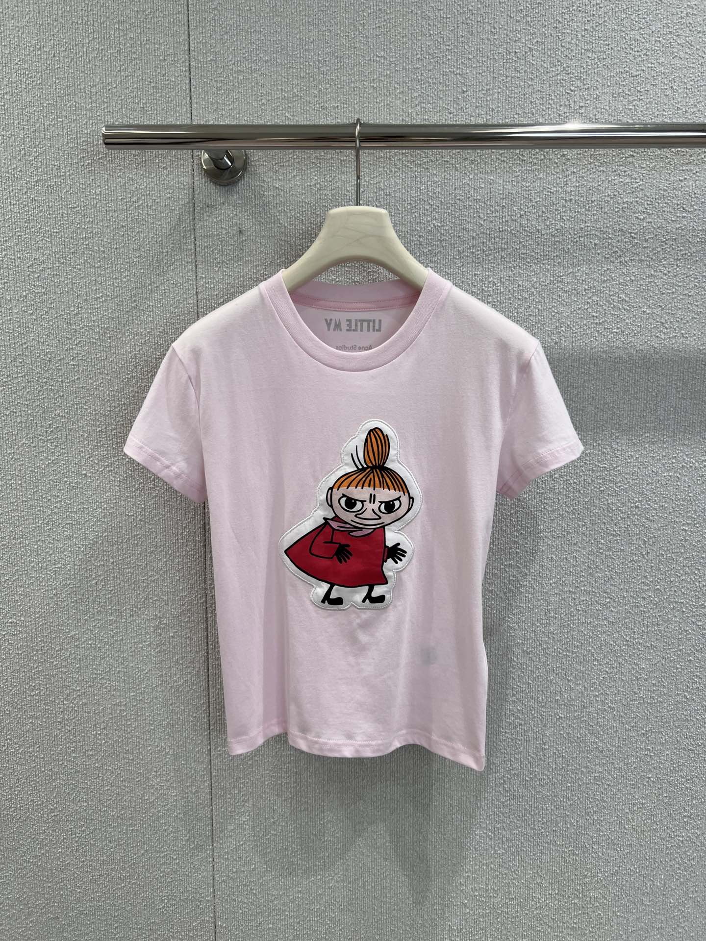 NO:435108,Support replacement Acne Studio*s 25ss Spring and Summer New Style Exquisite Cartoon Applied Embroidered Round Neck Short-Sleeve T-shirt | Exclusive YB development!  High-end production!  Customized fabrics are comfortable and easy to wear, contrasting colors and patterns are low-key and luxurious, and age-reducing Girls' Generation!  A must-have artifact for white, rich and beautiful women!  The classic style is versatile and not picky. It is highly recommended to keep your own style!  Details of workmanship quality ~ S/M/L real photos of S/M/L are available in stock, acne studios, T-shirt, tees, t-shirt, alexander wang19860909支持换款 Acne Studi*s 25ss春夏新款 精致卡通贴布绣圆领短袖T恤丨独家yb开发！高版出品！定制面料舒适好穿 撞色色系图案低调奢华 减龄少女时代！白富美必备神器！经典版型百搭不挑人 强烈推荐自留款！ 做工品质看细节 ~现货发售S/M/L实拍细节图,,acne studios,T-shirt,tees，t-shirt,alexander wang,Women's clothing