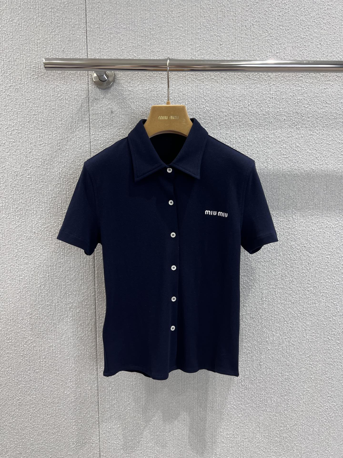 NO:435100,Support replacement Miumi* 25Ss spring and summer new model, micro-label embroidered bead floor cotton single-breasted polo shirt丨Exclusive yb development!  High-end production!  Embroidered logo embroidered with letters on the chest, custom-made skin-friendly beaded cotton fabric, age-reducing Polo collar buttons, slim fit style cut, slim and fashionable outfits, essential outfits for dates and commuting ~ S/M/L real-life details pictures, miumiu, alexander wang19860909支持换款 Miumi* 25Ss春夏新款 微标刺绣珠地棉单排扣polo衫丨独家yb开发！高版出品！ 胸前刺绣徽标刺绣字母点缀 采用定制的亲肤珠地棉质面料,减龄Polo领纽扣开合,修身版型剪裁 穿搭显瘦洋气 约会通勤必备穿搭～现货发售S/M/L实拍细节图,,miumiu,alexander wang,Women's clothing