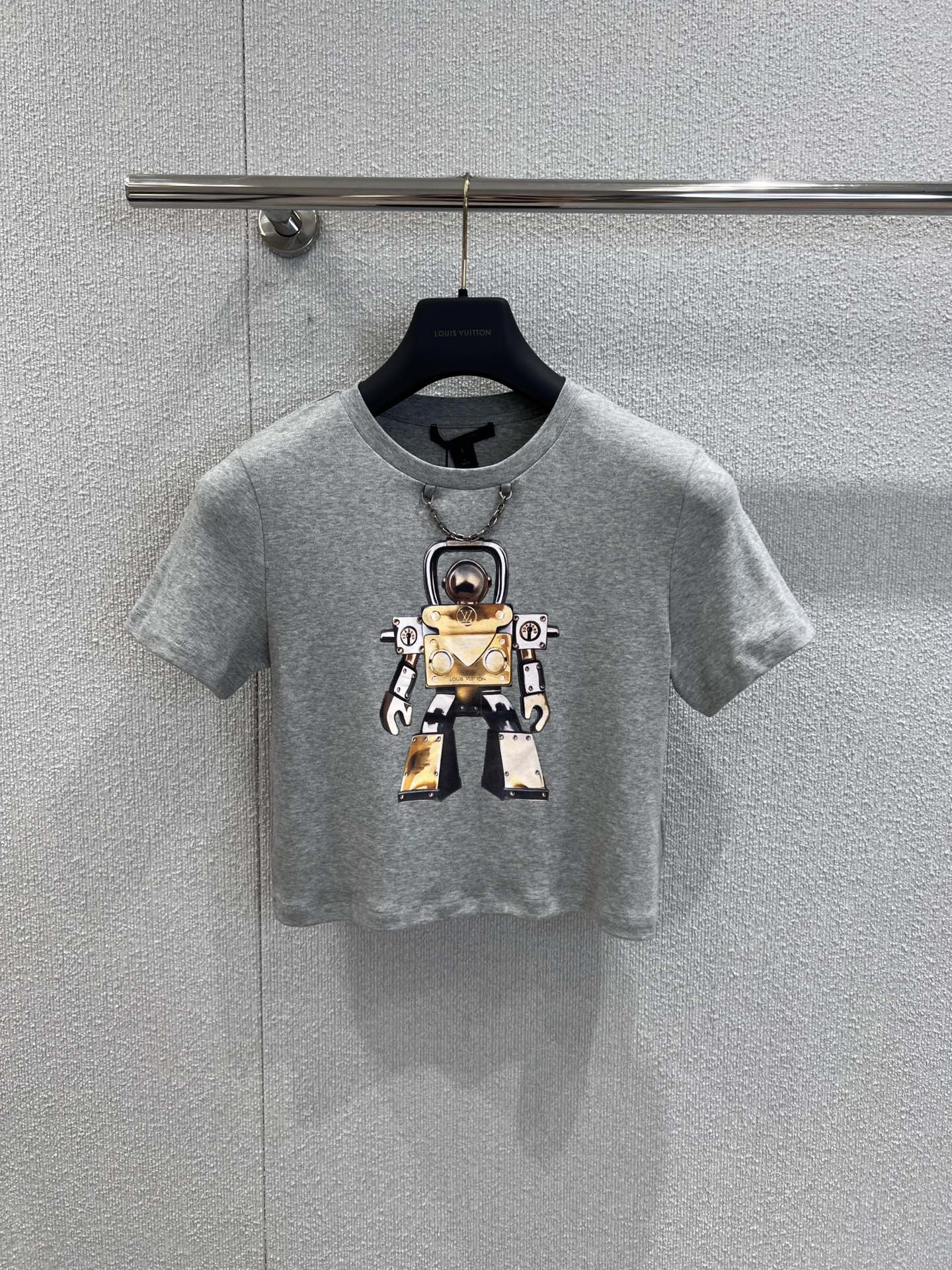 NO:435104,Support replacement Louis Vuitt*n 25Ss spring and summer new model metal robot MONOGRAM icon short-sleeved T-shirt | Exclusive yb development!  High-end production!  The soft and comfortable cotton knitted material is classic, fashionable and high-end!  The small and short style is not picky about people, and the upper body looks huge and slim!  Highly recommended casual temperament items. S/M/L real photos for sale in stock, louis vuitton, T-shirt, tees, t-shirt, alexander wang19860909支持换款 Louis Vuitt*n 25Ss春夏新款 金属机器人MONOGRAM图标短袖T恤丨独家yb开发！高版出品！取材柔软舒适的棉质针织,经典时髦又高级！小短款版型不挑人上身巨显瘦！强烈推荐休闲气质单品.现货发售S/M/L实拍细节图,,louis vuitton,T-shirt,tees，t-shirt,alexander wang,Women's clothing