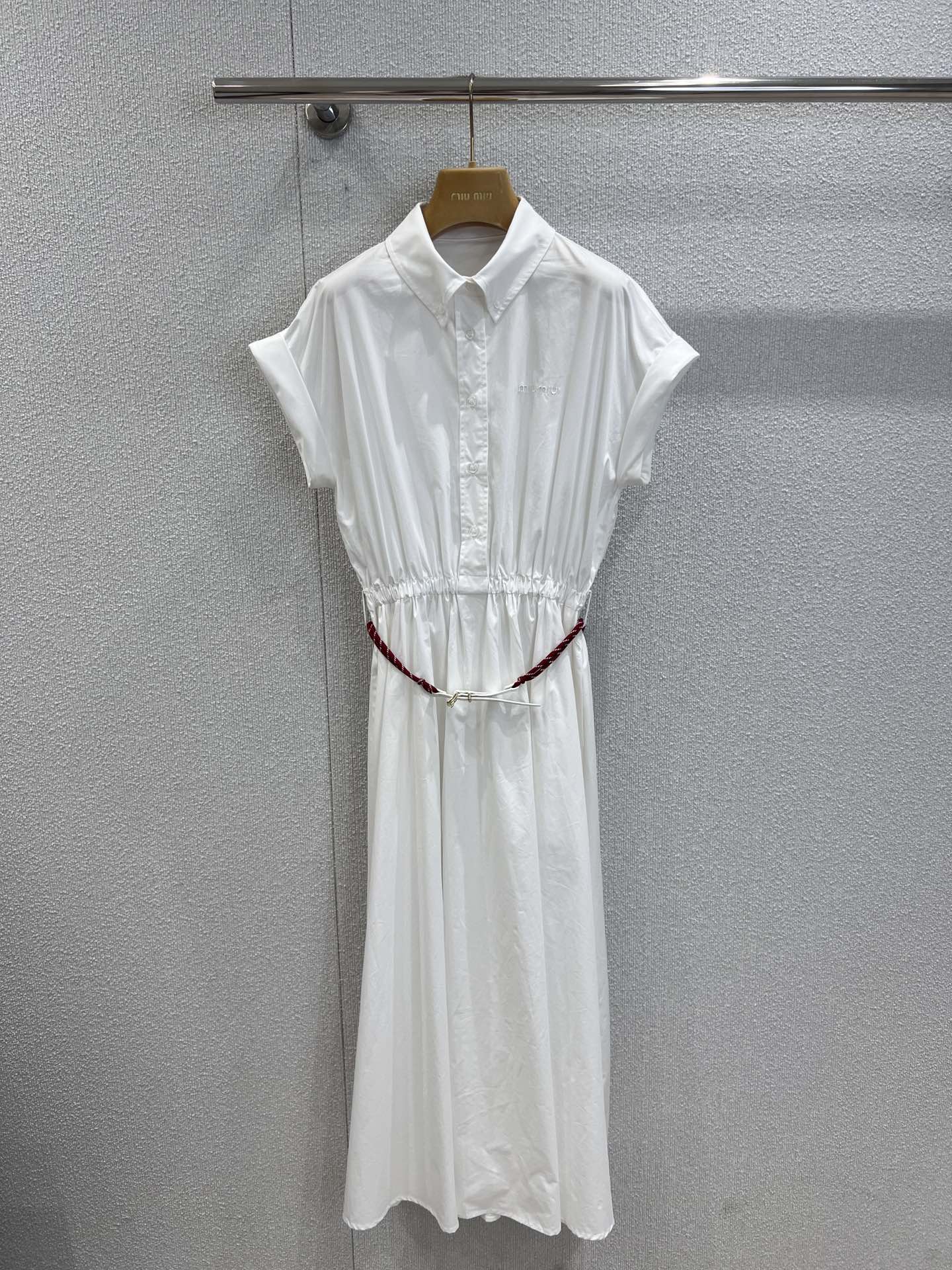 NO:435062,Support replacement Miumi* 25Ss spring and summer new model, micro-label embroidered mid-length shirt-style dress [with custom belt]丨Exclusive yb development!  High-end production!  Clean and pure white, as if it comes with a matte plate. This dress is designed with an elastic waist at the waist, which not only fits the body, but also outlines a graceful figure. Plus the waist-hugging skirt is lively and elegant, so beautiful that it is suffocating~ S/M/L real-life details pictures on sale, miumiu, skirts, alexander wang19860909支持换款 Miumi* 25Ss春夏新款 微标刺绣中长款衬衣式连衣裙【配定制腰带】丨独家yb开发！高版出品！干净纯粹的白色 仿佛自带打光板 这款连衣裙在腰部设计了松紧腰 不仅贴合身形 还能勾勒出曼妙的身姿 再加上收腰的裙摆 灵动飘逸 简直美到窒息～现货发售S/M/L实拍细节图,,miumiu,skirts,alexander wang,Women's clothing