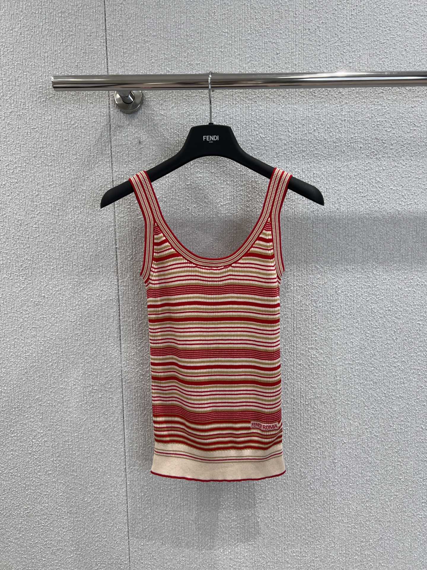 NO:435096,Supports replacement Fend* 25Ss spring and summer new style Red Coffee Striped Stretch Knitted Vest | Exclusive high-end production!  Low round neck sleeveless tight-fitting clothes made of mulberry silk and cotton yarn, decorated with red and beige striped patterns, FF Roma logo inlay decoration on the hem, it is really fashionable to match with cardigans~ S/M/L real-life details pictures, fendi, alexander wang19860909支持换款 Fend* 25Ss春夏新款 红咖条纹弹力针织背心丨独家高版出品！低圆领无袖紧身上衣 桑蚕丝和棉纱材质 饰有红色和米色条纹图案、下摆有FF Roma标志嵌花装饰 与开衫搭配真的很时髦～现货发售S/M/L实拍细节图,,fendi,alexander wang,Women's clothing