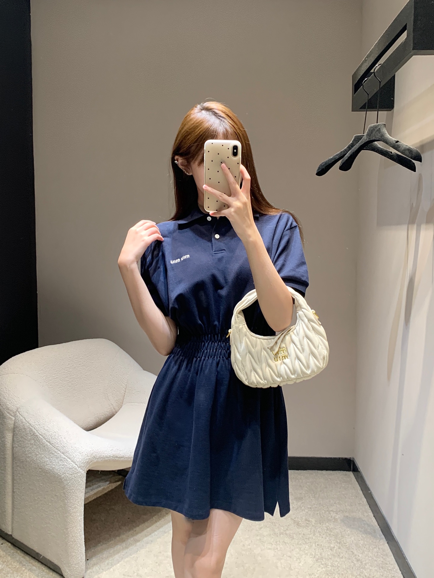 NO:435094,Miumi* 25Ss Spring and Summer New Style Lapel Letter Embroidered Casual Short Sleeve Dress丨Exclusive YB Development!  High-end production!  Use customized skin-friendly beaded cotton fabric, age-reducing Polo collar style, fitted style, huge slim upper body, and classic logo embroidery on the chest, successfully counterattacking to become the popular internet celebrity ~ S/M/L on sale in stock, miumiu, skirts, T-shirt, alexander wang19860909Miumi* 25Ss春夏新款 翻领字母刺绣休闲短袖连衣裙丨独家yb开发！高版出品！采用定制的亲肤珠地棉质面料,减龄Polo领版型,合身版型上身巨显瘦,胸口饰以经典logo徽标刺绣,成功逆袭为当下的网红爆款~现货发售S/M/L,,miumiu,skirts,T-shirt,alexander wang,Women's clothing