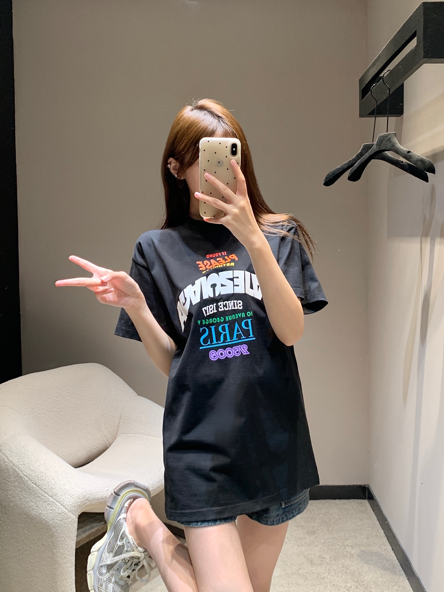 NO:435074,Balenciag* 25Fw early autumn new style, heavy industry embroidered printed round neck short-sleeved T-shirt丨Exclusive high-end production!  Customized high-quality wash-water knitted fabric, front chest letter logo embroidery, matching colored pattern printing, knitted ribbed collar, loose style, same style for men and women, workmanship quality depends on details ~ S/M/L,,balenciaga,T-shirt,tees,t-shirt,alexander wang19860909Balenciag* 25Fw早秋新款 重工刺绣印花圆领短袖T恤丨独家高版出品！定制高品质洗水针织面料、前胸字母logo刺绣、搭配彩色图案印花、针织罗纹衣领、宽松版型 男女同款 做工品质看细节 ~现货发售S/M/L,,balenciaga,T-shirt,tees，t-shirt,alexander wang,Women's clothing