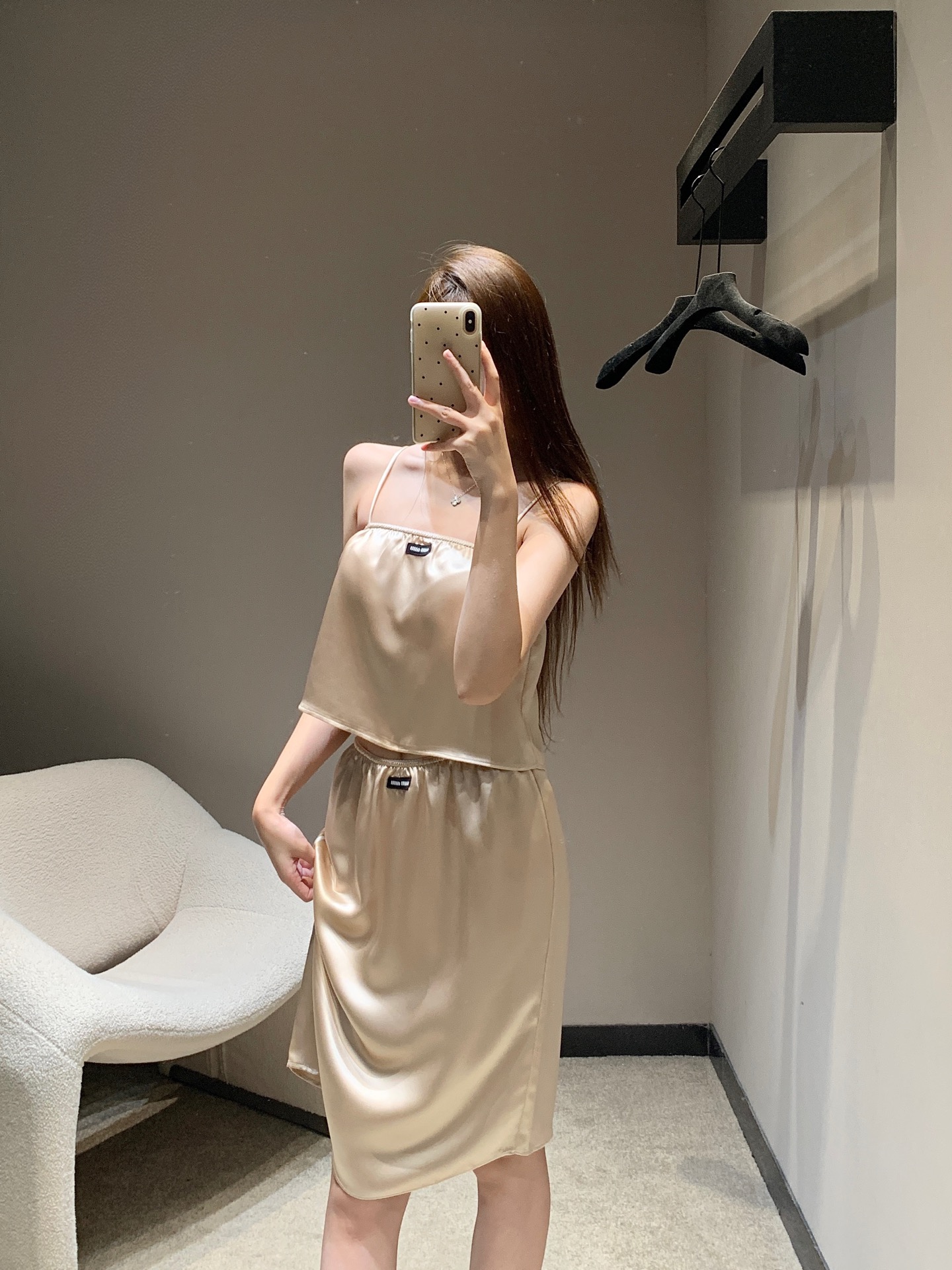 NO:435088,Sling Skirt MiuMi* 25Ss Spring and Summer New Style Satin Sling Vest Skirt Set | Exclusive yb development!  High-end production!  Silky and soft satin fabric, embroidered with brand logo, suitable for summer outfits, can be worn alone or inside, and one outfit looks better!  S/M/L, miumiu, skirts, alexander wang19860909吊带 半裙 MiuMi* 25Ss春夏新款 缎面吊带背心半裙套装丨独家yb开发！高版出品！丝滑柔顺缎面面料 饰有品牌标识刺绣徽标 适合夏日穿搭 可单穿可内搭 一套穿更好看！现货发售S/M/L,,miumiu,skirts,alexander wang,Women's clothing