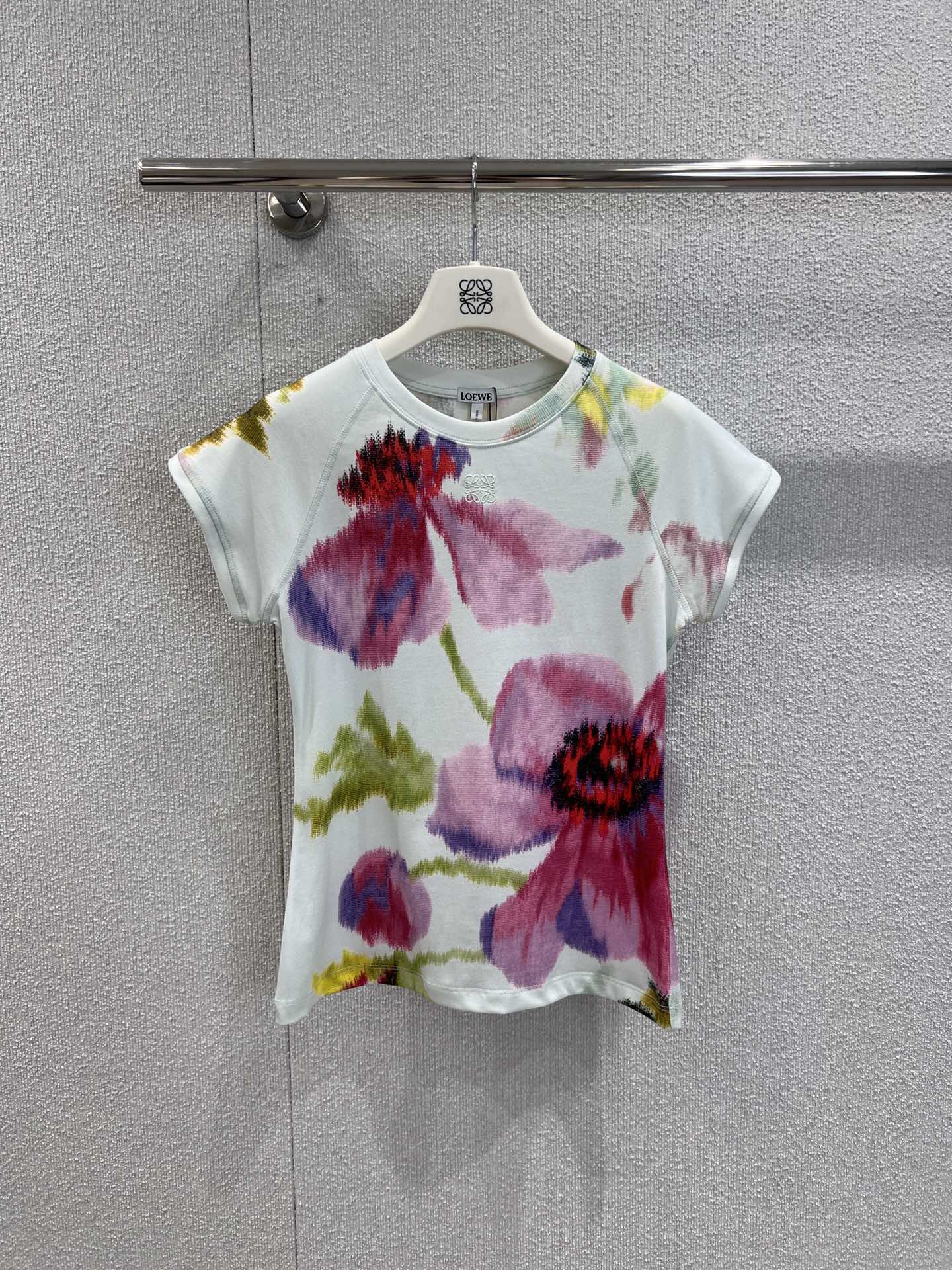 NO:435131,Support replacement Loew* 25Ss spring and summer new style flower dyed round neck short-sleeved T-shirt | Exclusive yb development!  High-end production!  Slim short-sleeved T-shirt cut to highlight the brand style. Made of gram-weight pure cotton, full of drape, presents a slim visual effect. Water-green base, active positioning printing, presents a smudged flower pattern, oil painting technique, full of artistic sense, letter logo on the back, strengthens brand identity, fashionable and high-end feeling, creates a personal style, fashionable and relaxed, single wear, and stylish, S/M/L real-life details pictures, loewe, T-shirt,tees, t-shirt,alexander wang19860909支持换款 Loew* 25Ss春夏新款 花朵晕染圆领短袖T恤丨独家yb开发！高版出品！修身短袖T恤裁剪 凸显品牌格调 采用克重纯棉制成 垂坠感十足 呈现显瘦视觉效果 通体水绿色打底 活性定位印花 呈现出晕染花卉图案 油画手法 艺术感十足 后背字母徽标 加强品牌标识度 时尚高级感立现 打造个性风格 时髦松弛 单穿内搭都出彩时髦 现货发售S/M/L实拍细节图,,loewe,T-shirt,tees，t-shirt,alexander wang,Women's clothing