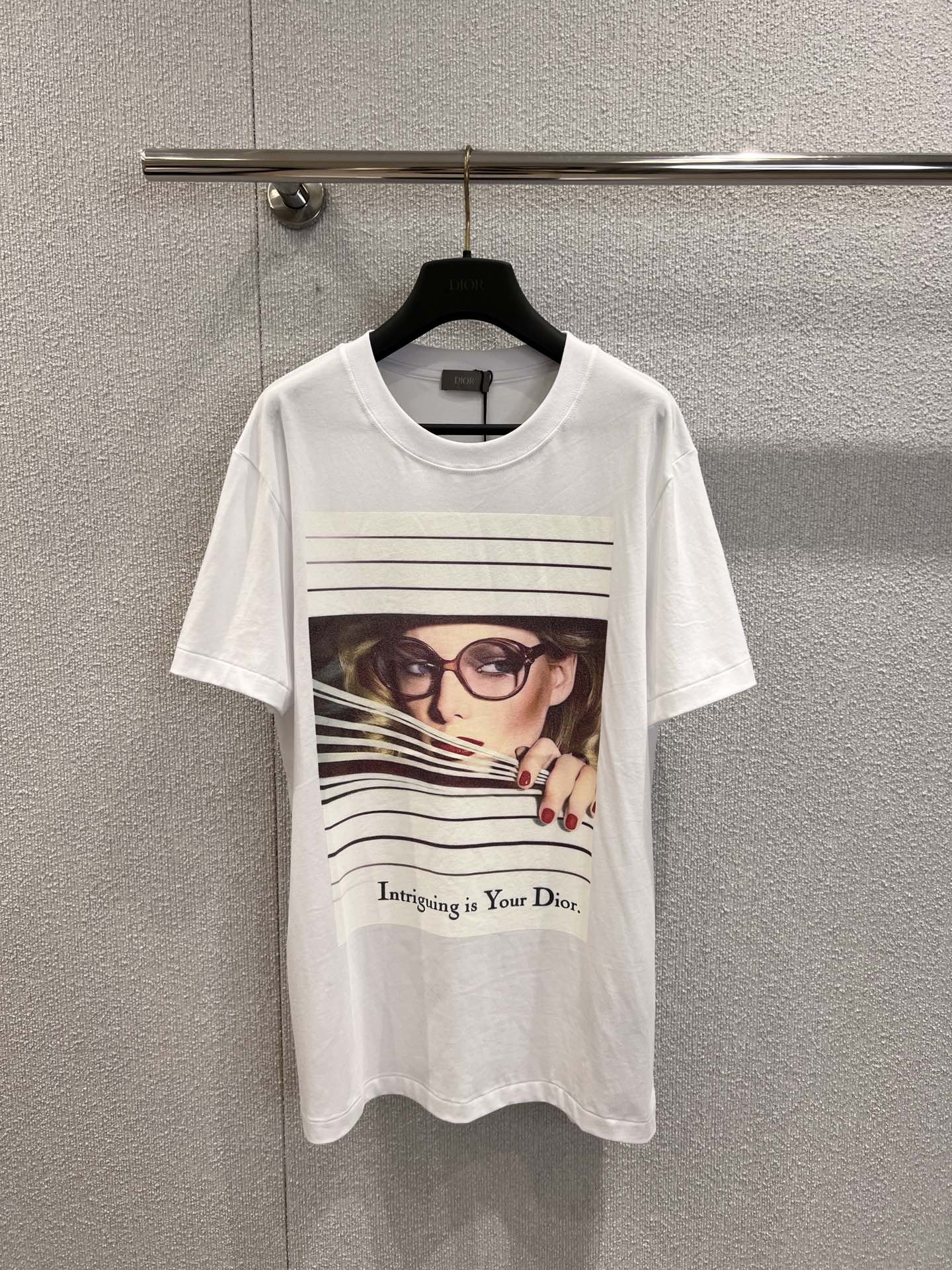 NO:435114,Support replacement Dio* 25Ss spring and summer new style magazine cover printed round neck short-sleeved T-shirt | Exclusive yb development!  High-end production!  The same style for men and women, simple and high-end. The super eye-catching printed pattern on the front, paired with the words 'Intriguing is Your Di*r', the artistic and fashionable feeling are full of it, and it stands out from the crowd when you wear it. Just wear jeans and you will be the most beautiful baby on the street! S/M/L real-life details pictures on sale, dior, jeans, T-shirt, tees, t-shirt, alexander wang19860909支持换款 Dio* 25Ss春夏新款 杂志封面印花圆领短袖T恤丨独家yb开发！高版出品！男女同款 简约又高级.正面超吸睛的印花图案,搭配“Intriguing is Your Di*r”字样,艺术感与时尚感拉满,穿上瞬间在人群中脱颖而出,随便搭个牛仔裤,就是街头最靓的崽! 现货发售S/M/L实拍细节图,,dior,jeans,T-shirt,tees，t-shirt,alexander wang,Women's clothing