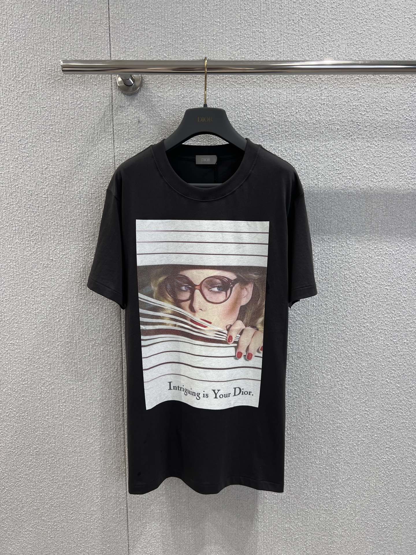 NO:435137,Support replacement Dio* 25Ss spring and summer new style magazine cover printed round neck short-sleeved T-shirt | Exclusive yb development!  High-end production!  The same style for men and women, simple and high-end. The super eye-catching printed pattern on the front, paired with the words 'Intriguing is Your Di*r', the artistic and fashionable feeling are full of it, and it stands out from the crowd when you wear it. Just wear jeans and you will be the most beautiful baby on the street! S/M/L real-life details pictures on sale, dior, jeans, T-shirt, tees, t-shirt, alexander wang19860909支持换款 Dio* 25Ss春夏新款 杂志封面印花圆领短袖T恤丨独家yb开发！高版出品！男女同款 简约又高级.正面超吸睛的印花图案,搭配“Intriguing is Your Di*r”字样,艺术感与时尚感拉满,穿上瞬间在人群中脱颖而出,随便搭个牛仔裤,就是街头最靓的崽! 现货发售S/M/L实拍细节图,,dior,jeans,T-shirt,tees，t-shirt,alexander wang,Women's clothing