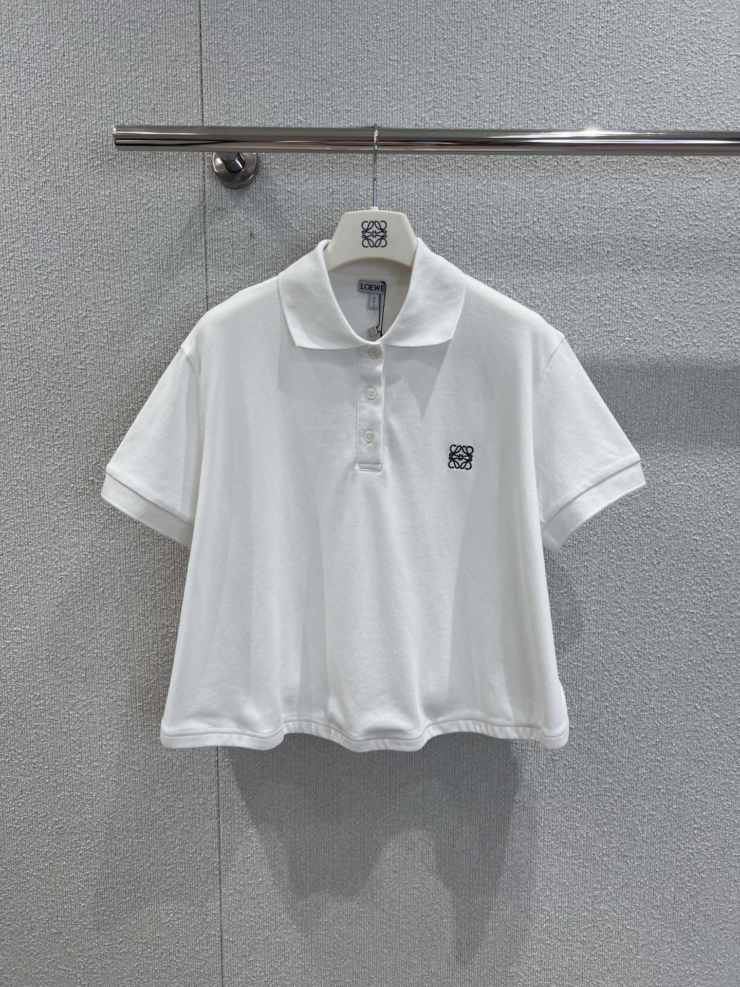 NO:435125,Support replacement Loew* 25Ss spring and summer new style, classic letter logo embroidered POLO shirt丨Exclusive high-end production!  The refreshing and fashionable tee is so beautiful. It is matched with a playful and age-reducing Polo collar and a loose hem design. It can easily grasp the fashionable atmosphere. It is easy to match without picking the face and makes you look slimmer!  The whole piece has a very summery taste, a youthful and energetic feel, customized fabric, super comfortable texture!  Such a T-shirt is a piece for everyone in summer!  S/M/L real photos, loewe, tees, t-shirt, alexander wang19860909支持换款 Loew* 25Ss春夏新款 经典字母logo刺绣POLO衫丨独家高版出品！清爽又时髦的tee也太好看啦搭配俏皮减龄的Polo领以及下摆宽松设计 轻松拿捏时髦氛围感 不挑脸型易搭更显瘦！整件就是很夏天的味道 青春又活力的感觉定制面料 质感超级舒适！这样的T恤在夏季就是人手一件的存在！现货发售S/M/L实拍细节图,,loewe,tees，t-shirt,alexander wang,Women's clothing